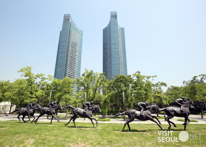 Seoul Forest0 : A horse-riding sculpture in Seoul Forest


