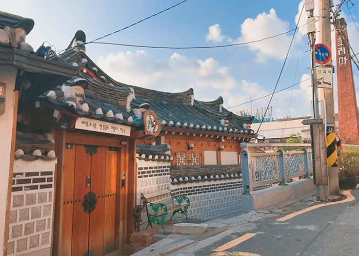 Bukchon Hanok Village0 : The exterior view of Bukchon Hanok Village, decorated traditional pattern on the main gate