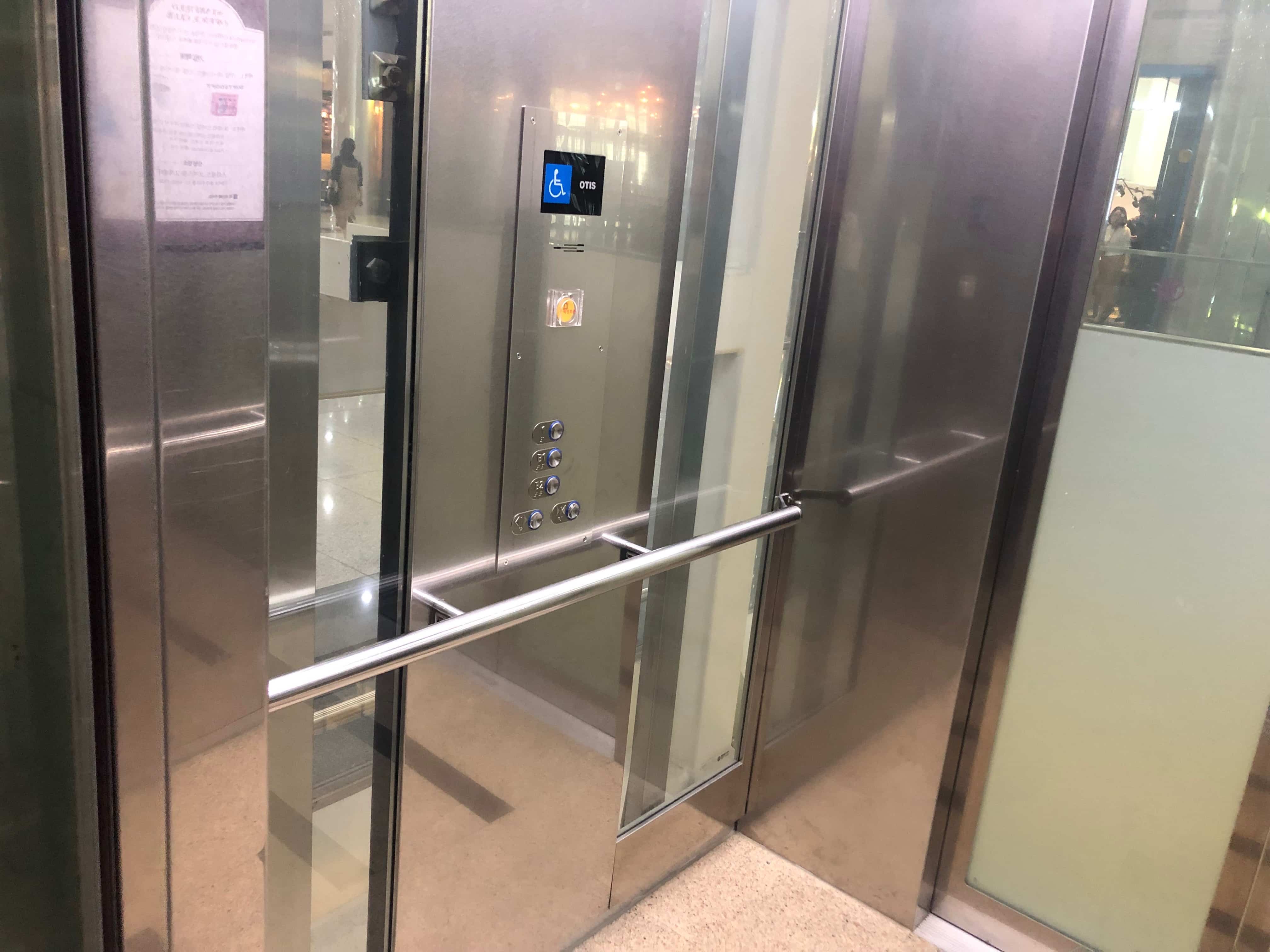 엘리베이터1 : 코엑스 엘리베이터 사진입니다.