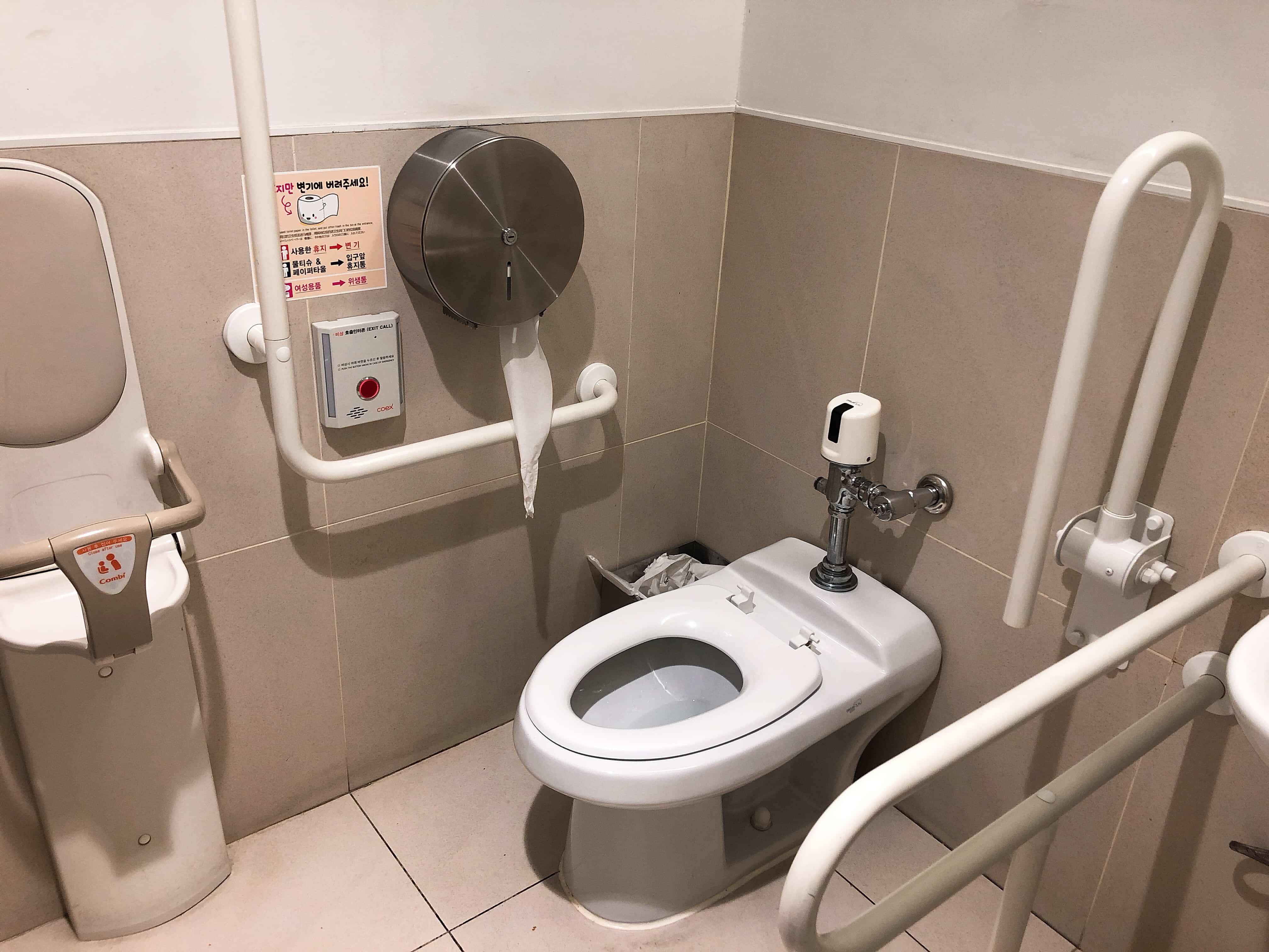 장애인 화장실0 : 코엑스의 장애인화장실 사진이다.
