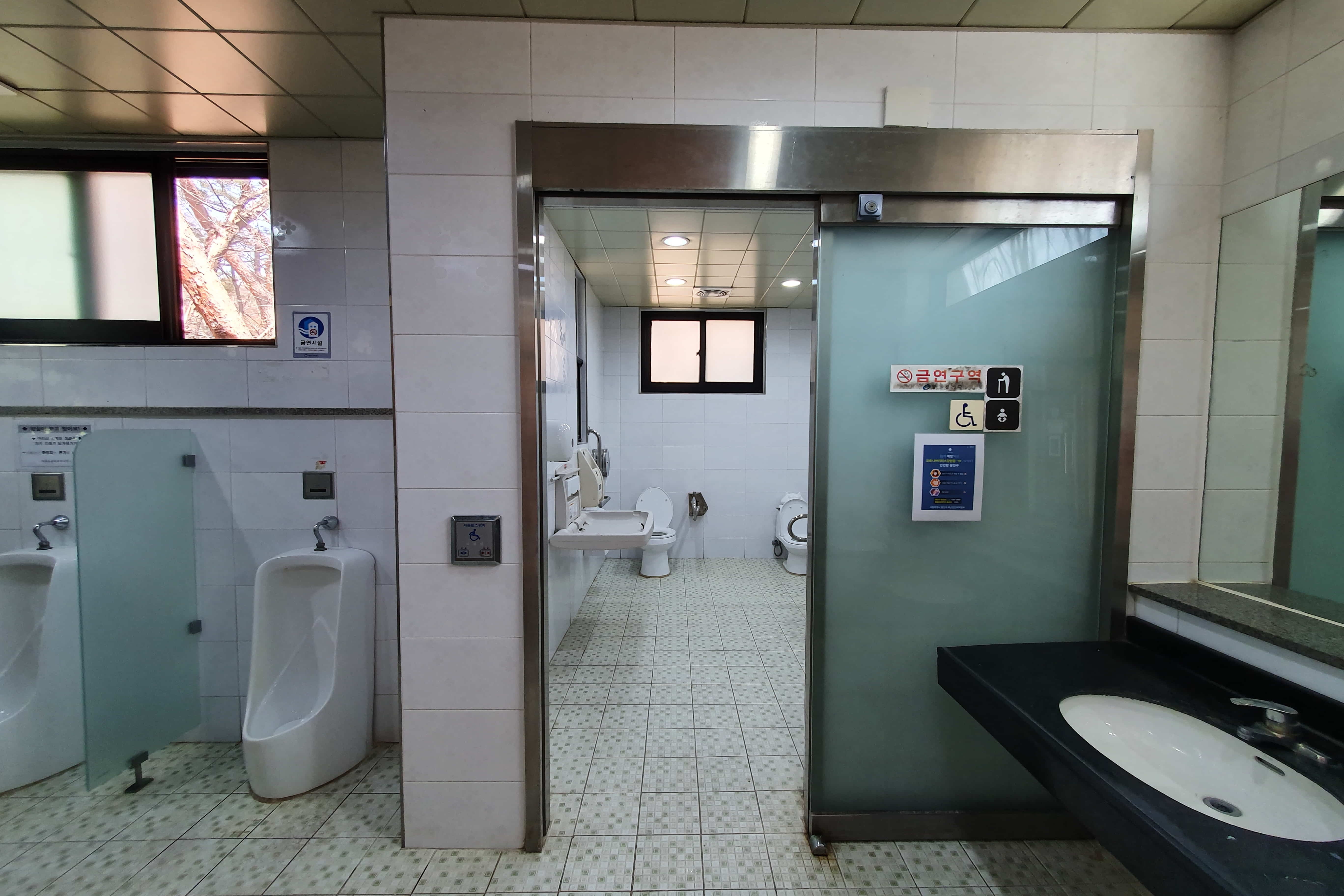 장애인 화장실1 : 아차산 무장애 숲길 장애인 화장실 사진이다.