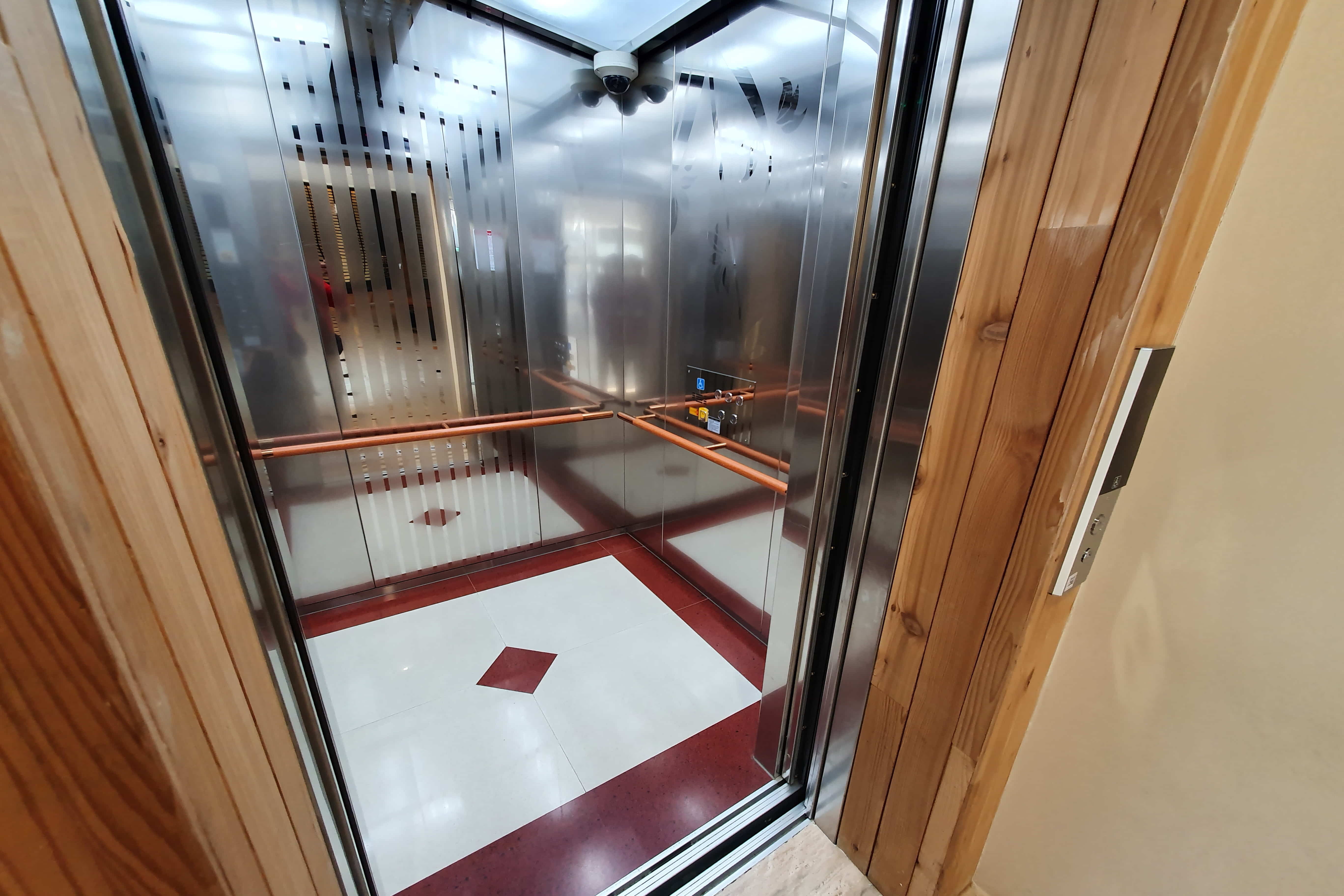 엘리베이터0 : 다소 좁은 공간의 서울역사박물관 엘리베이터 내부 전경