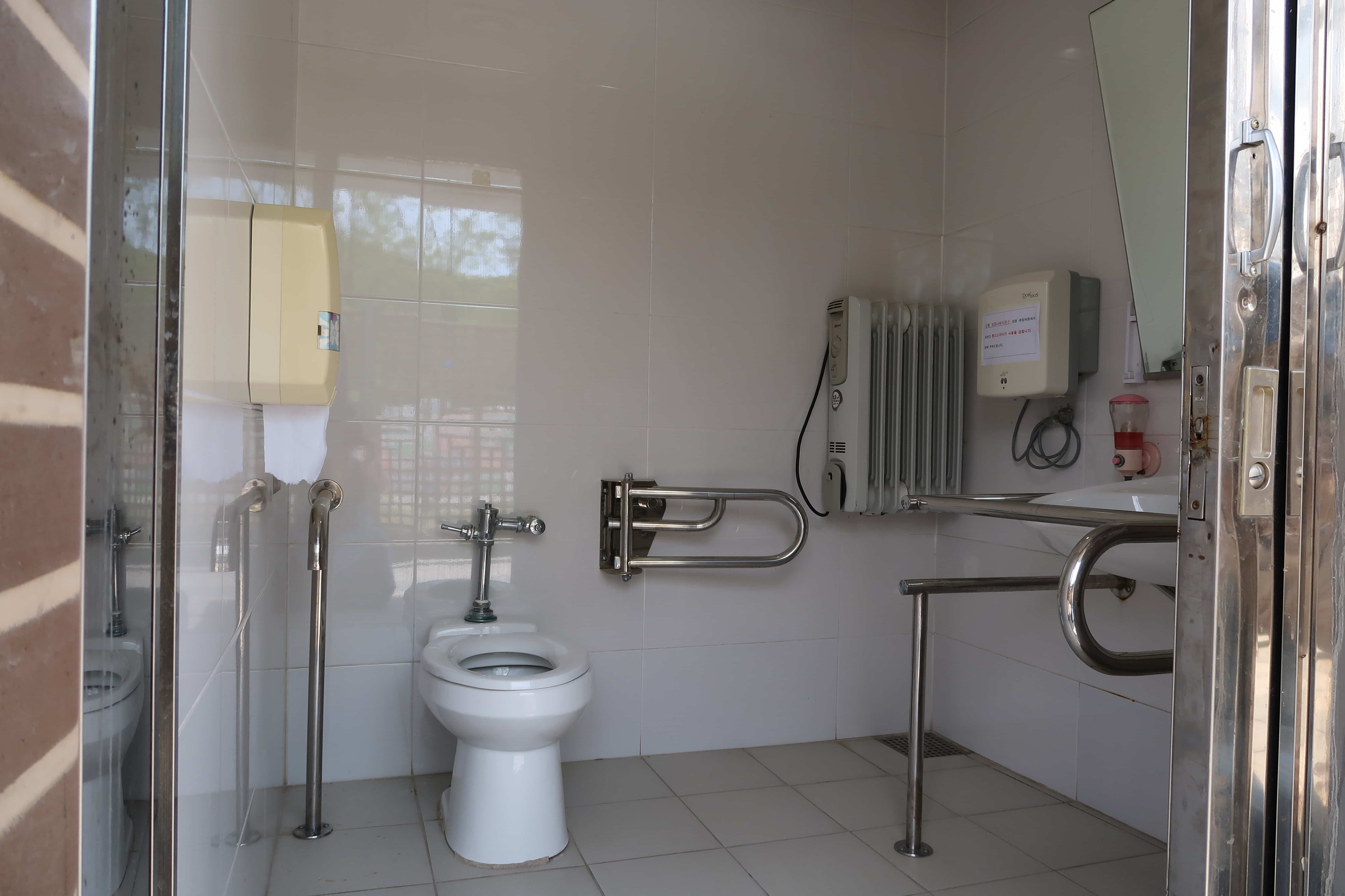 장애인 화장실0 : 야외에 단독 건물로 설치된 장애인 화장실 내부