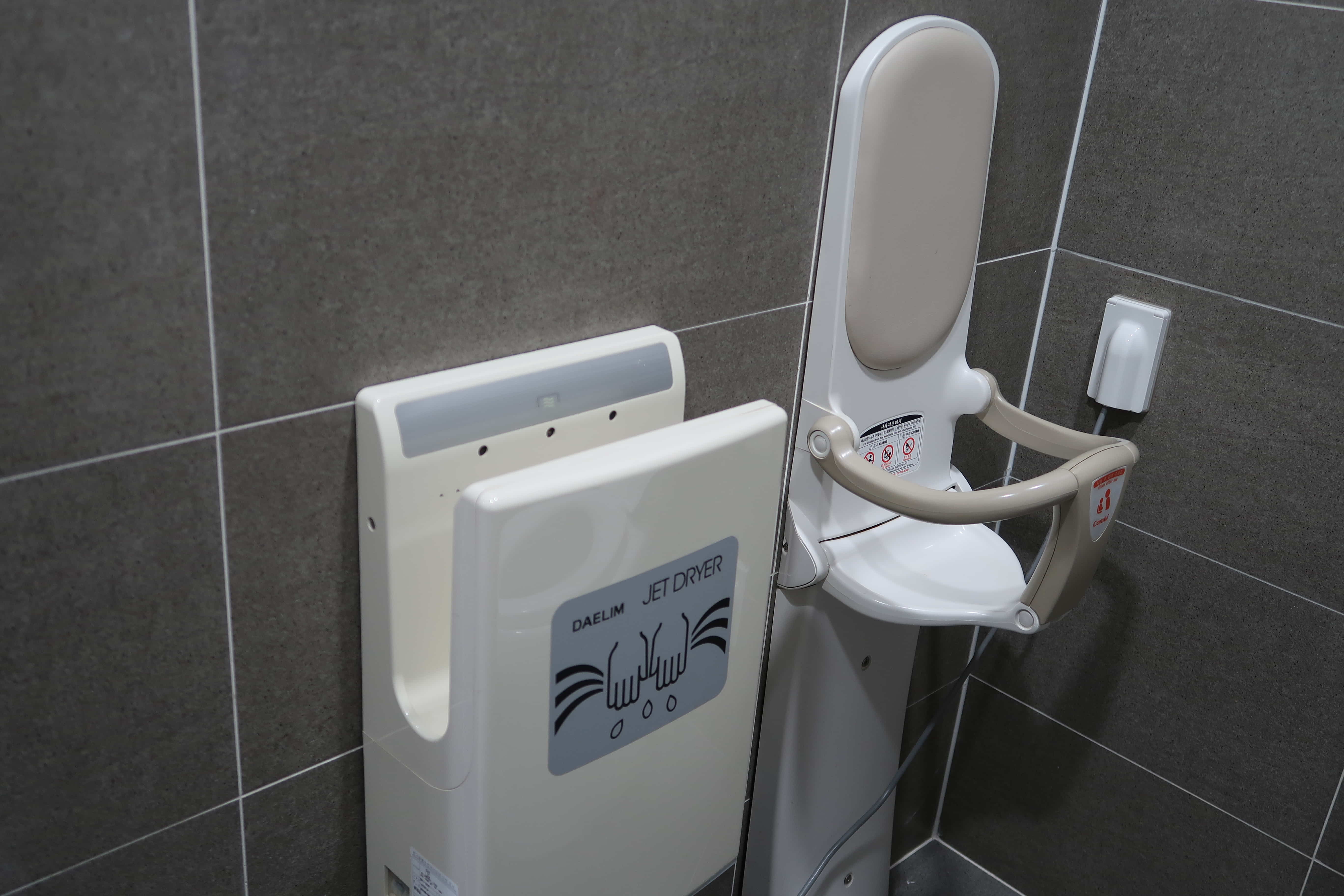 장애인 화장실0 : 마포중앙도서관 장애인화장실 내부에 설치된 유아용의자