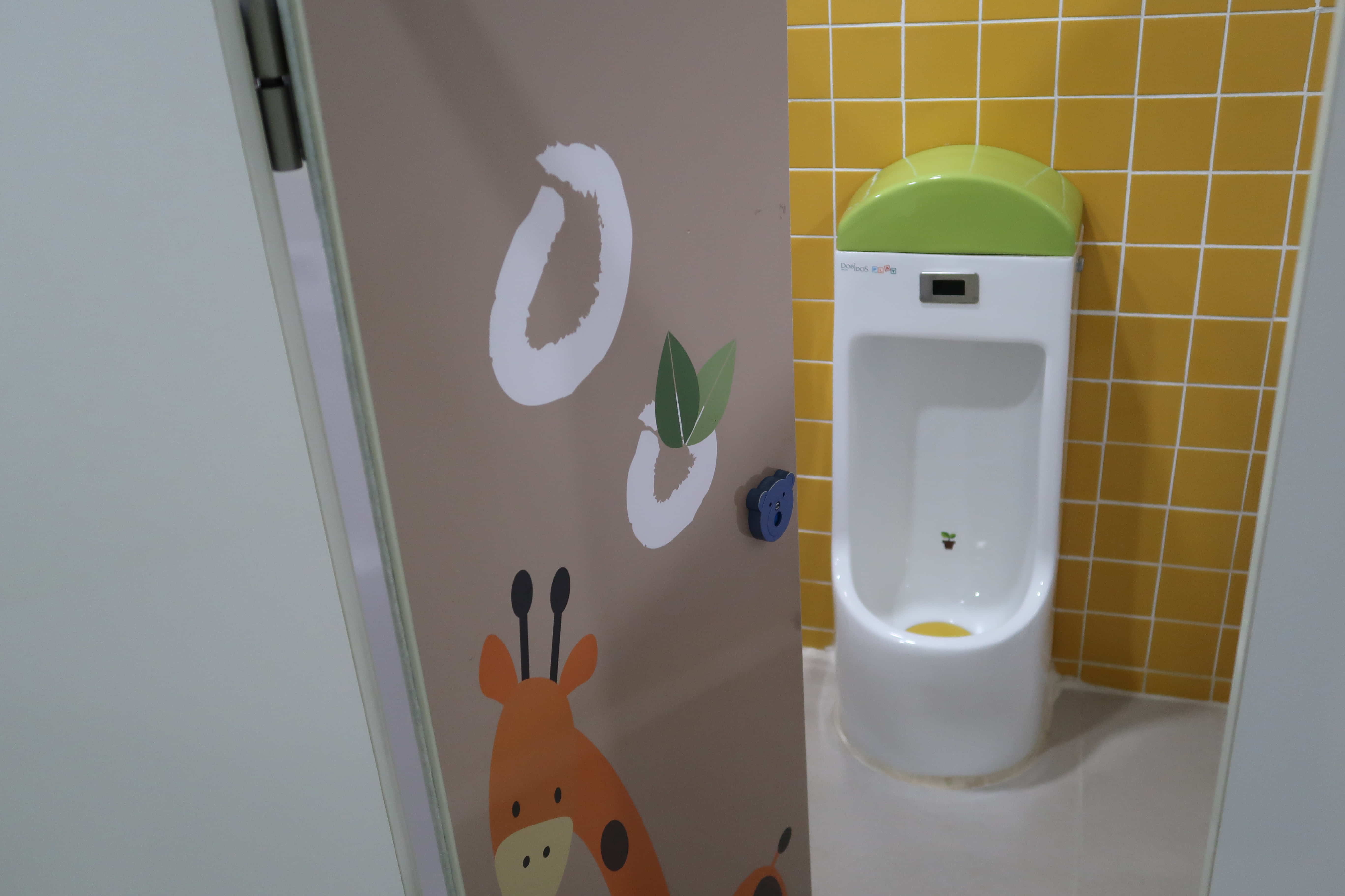 유아 화장실0 : 마포중앙도서관 유아화장실에 설치된 유아용 소변기