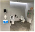 인근 장애인화장실0 : 공간이 넓어 휠체어 사용 가능하고 기저귀 교환대가 설치되어 있는 화장실 내부