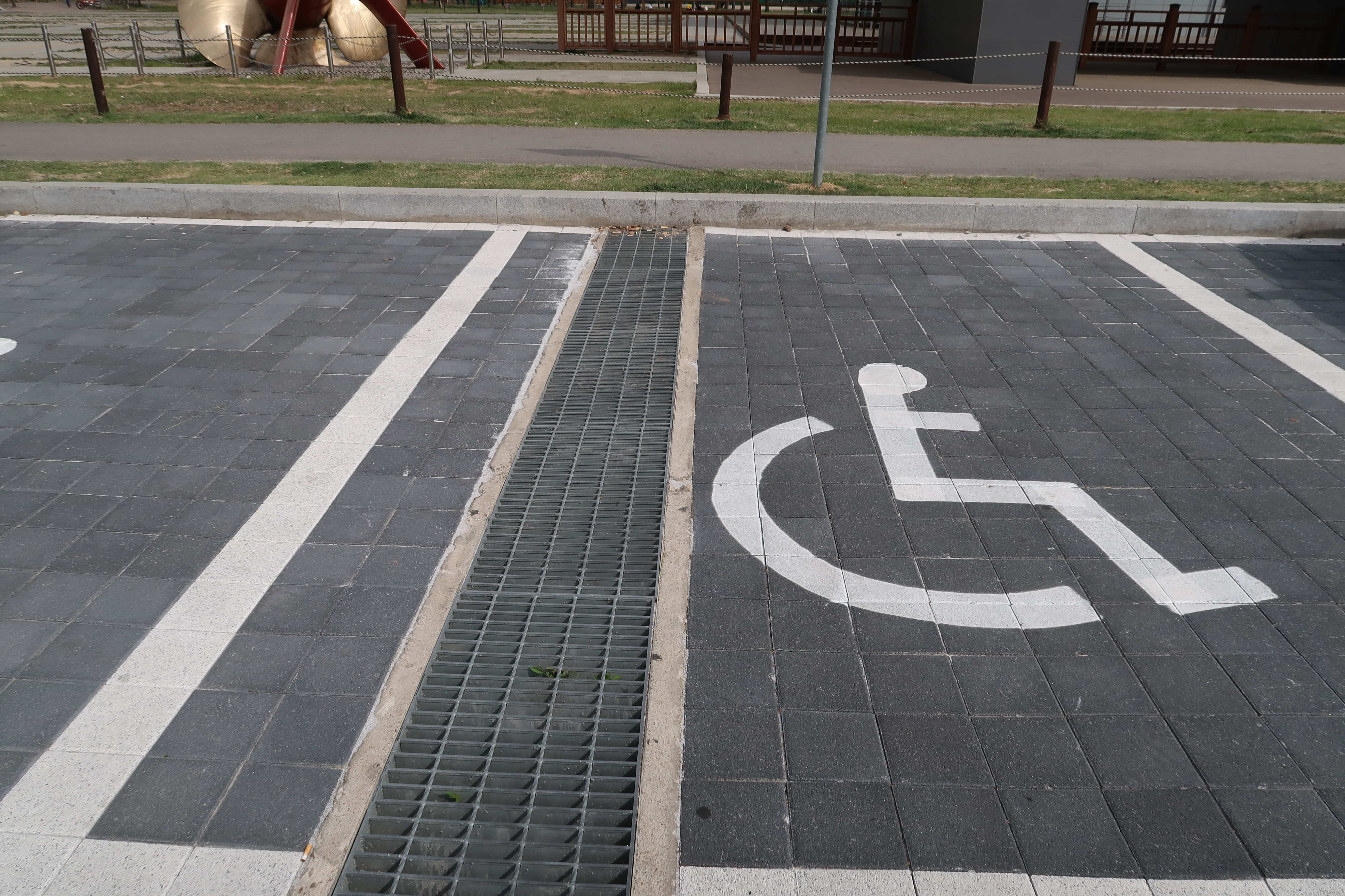 장애인 주차장0 : 서울함공원 앞 망원한강공원 장애인 주차구역
