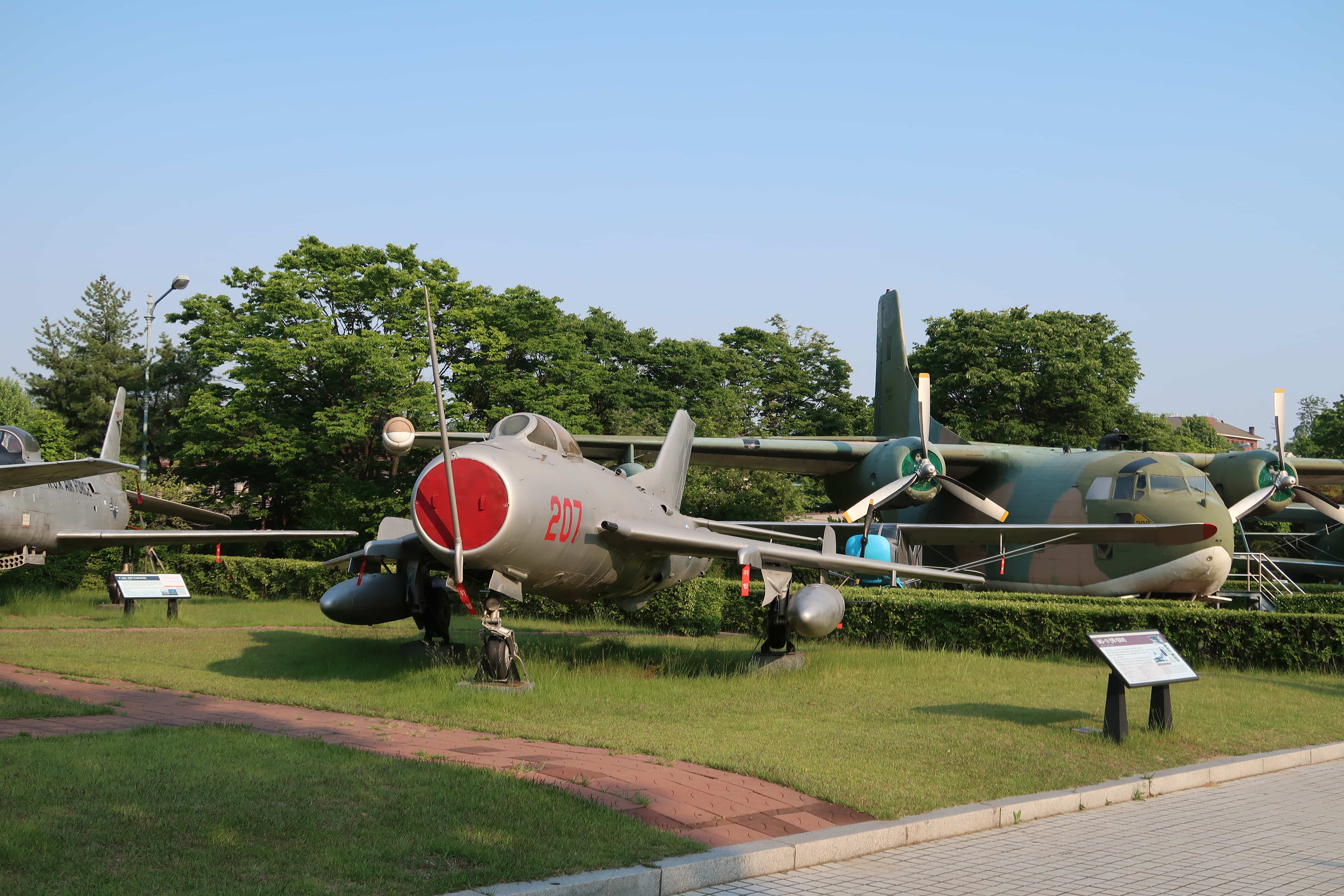 전쟁기념관 6 : 야외 잔디밭 위에 전시된 전투기