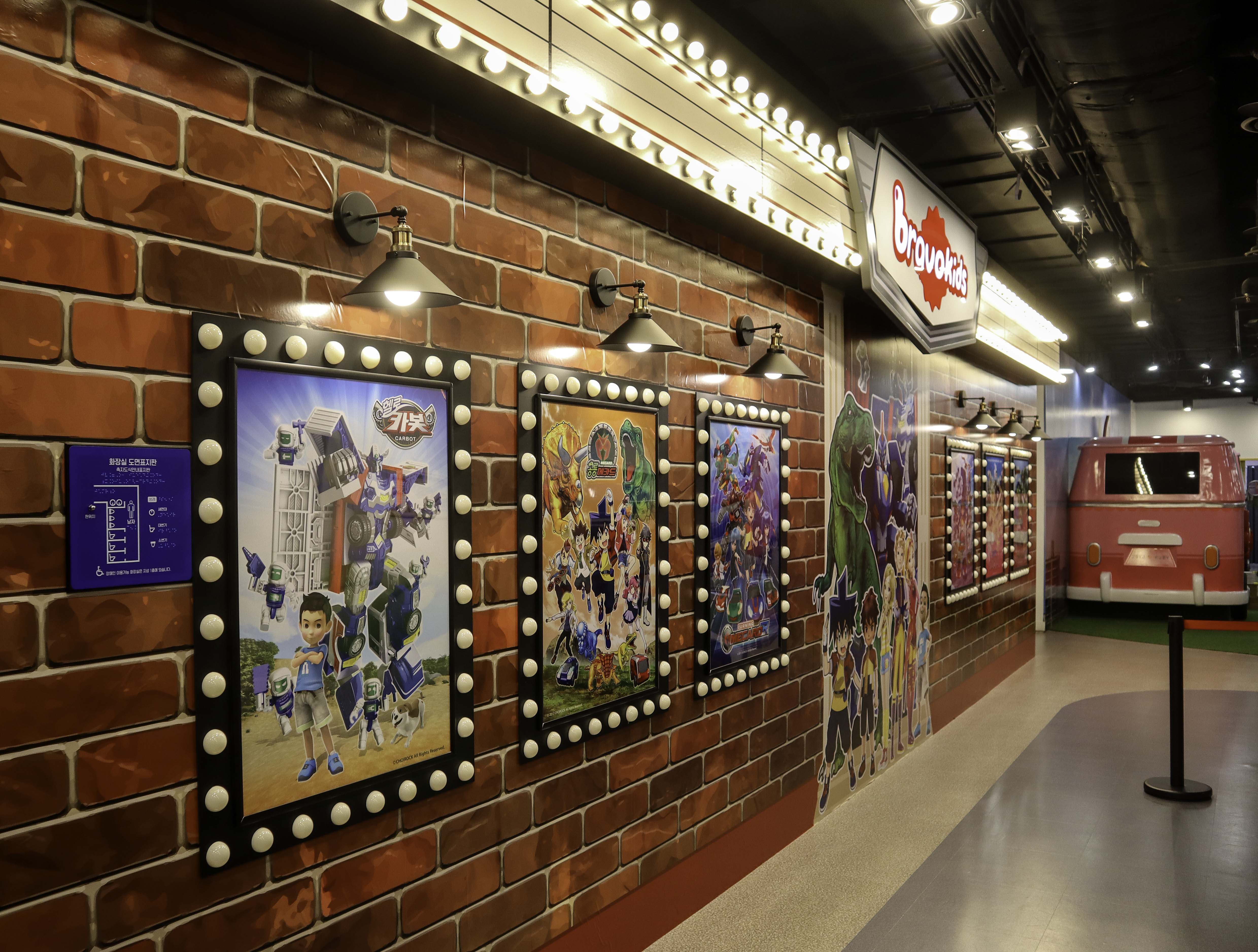 서울애니메이션센터2 : 애니메이션 포스터가 전시되어있는 서울애니메이션센터 내부 전경