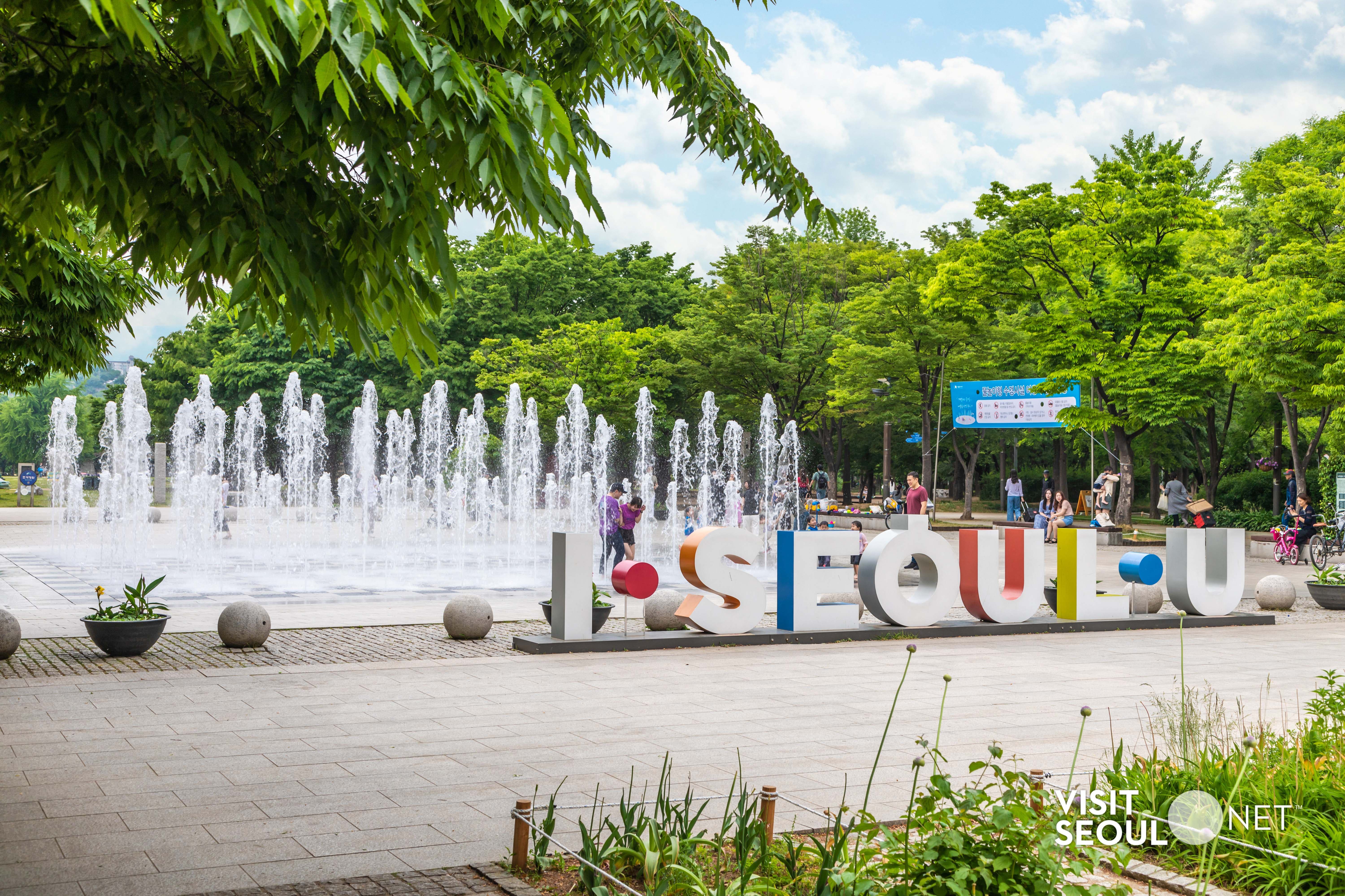Seoul Forest4 : The exterior view of Seoul Forest looking at the Fountain