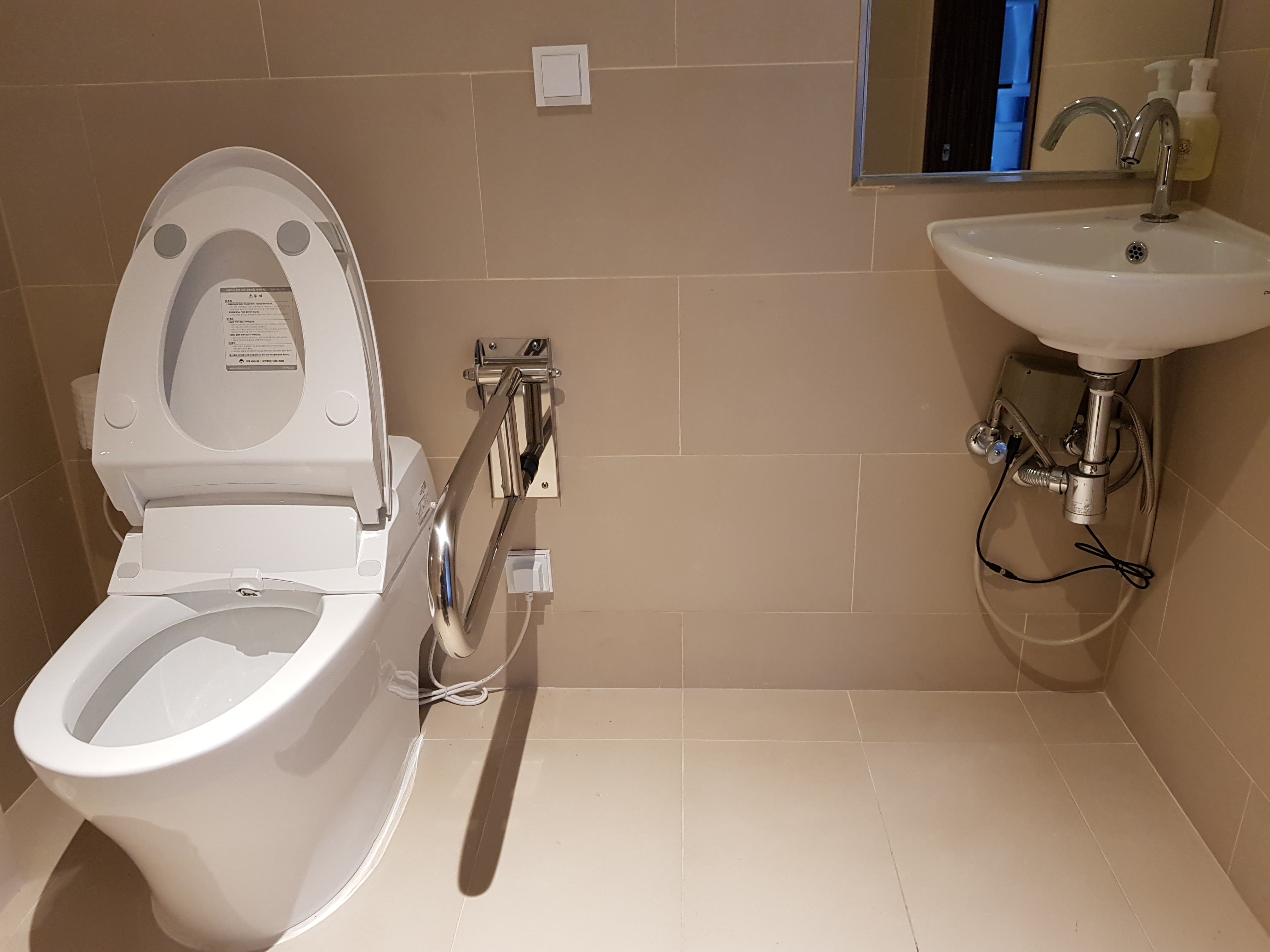 객실 화장실0 : 손잡이가 설치되어 있는 호텔 그레이스리 서울 화장실 전경1