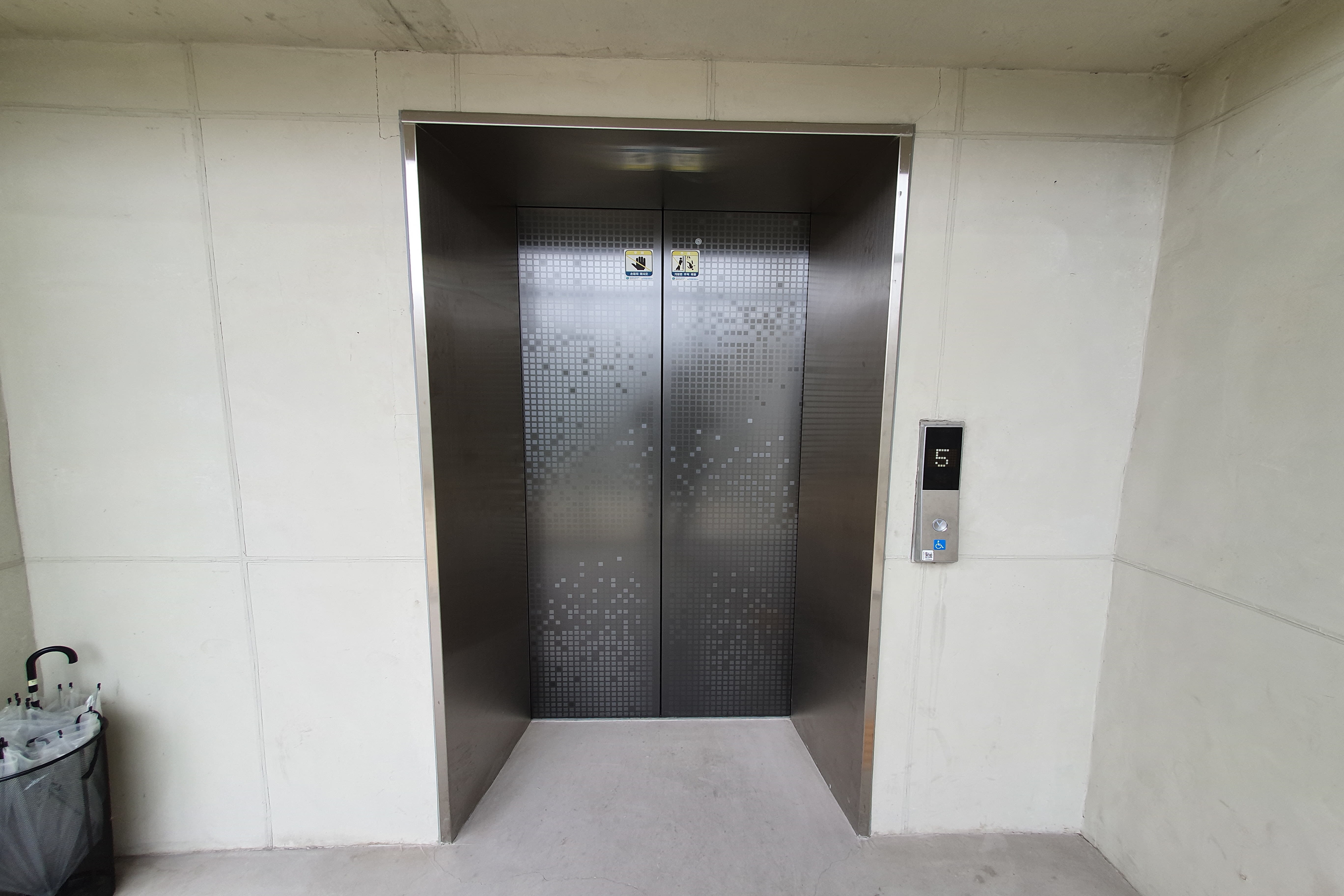 Elevator0 : An elevator with closed doors