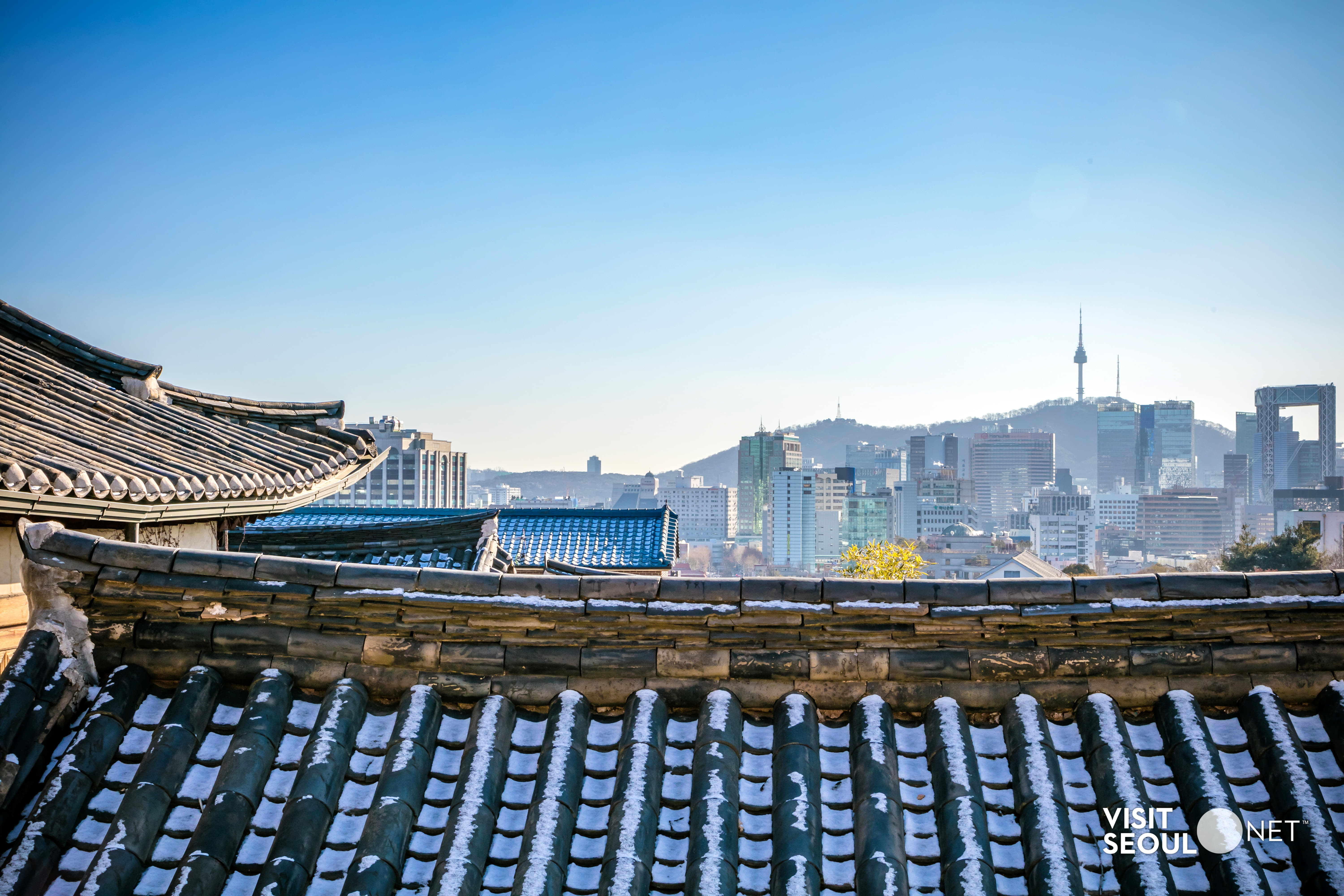 북촌한옥마을4 : 남산서울타워와 서울 전망이 보이는 북촌한옥마을 전경