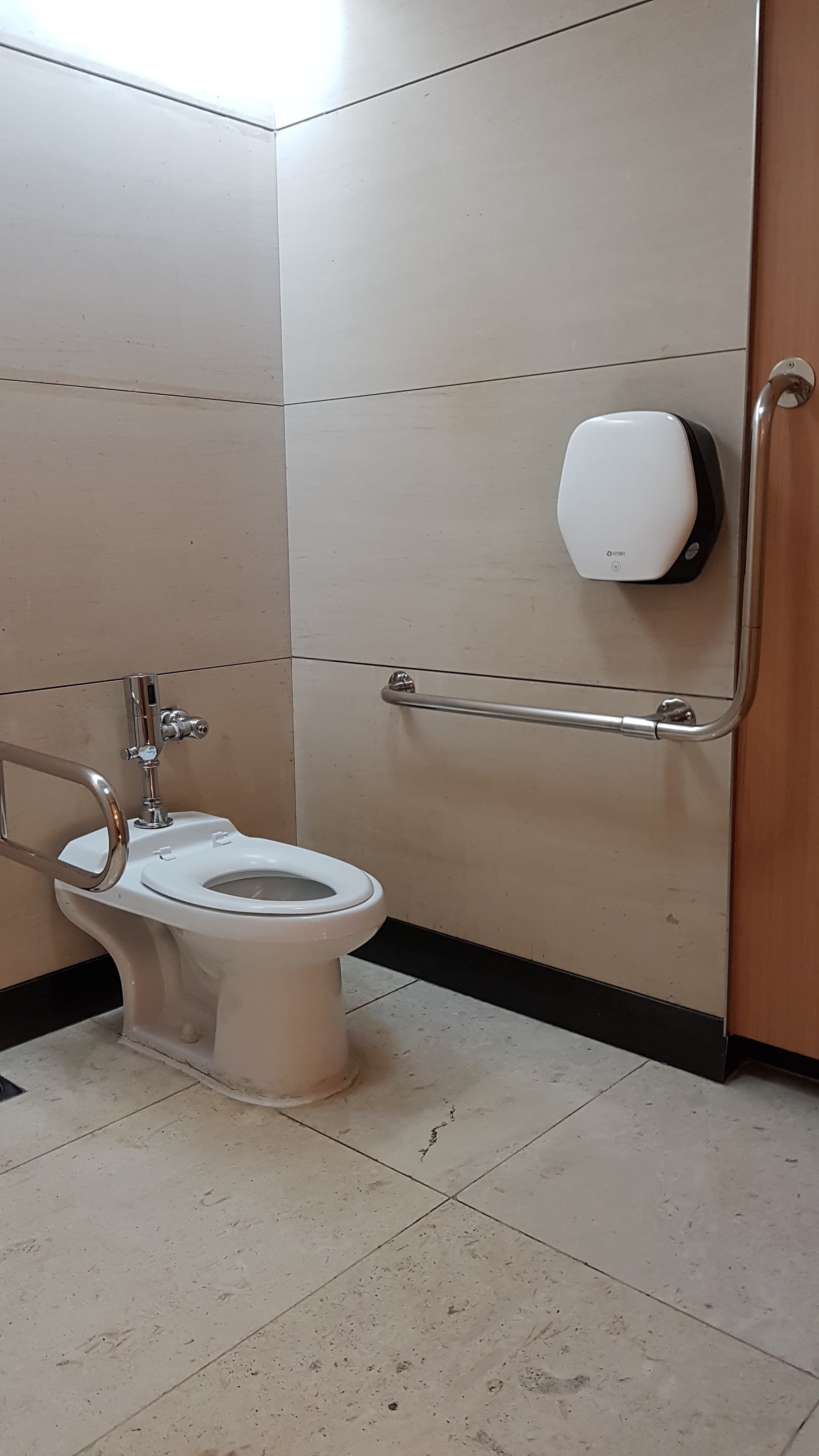 장애인 화장실0 : 공간이 넓어 휠체어 사용자가 편리하게 사용가능한 IFC몰 장애인 화장실 내부 전경