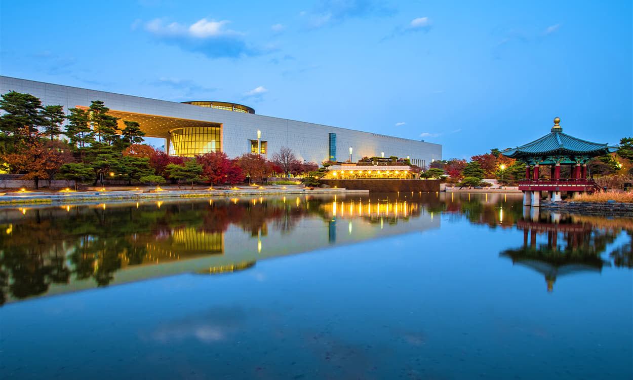 National Museum of Korea1 : Panoramic view of Mirror Pont at night that reflects the entire museum building


