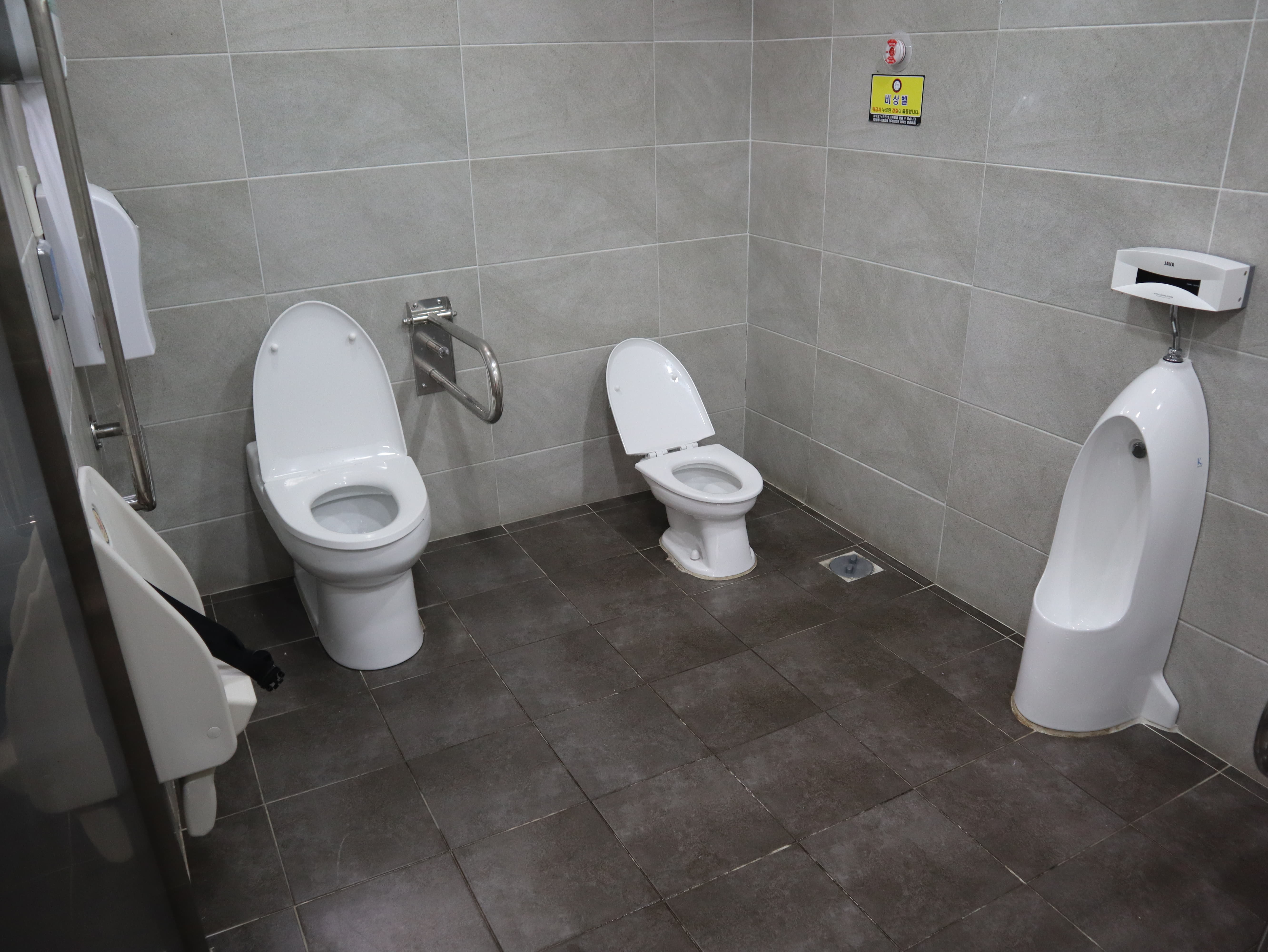 장애인 화장실0 : 안전바가 설치되어 있는 용마폭포공원 장애인 화장실 내부 전경