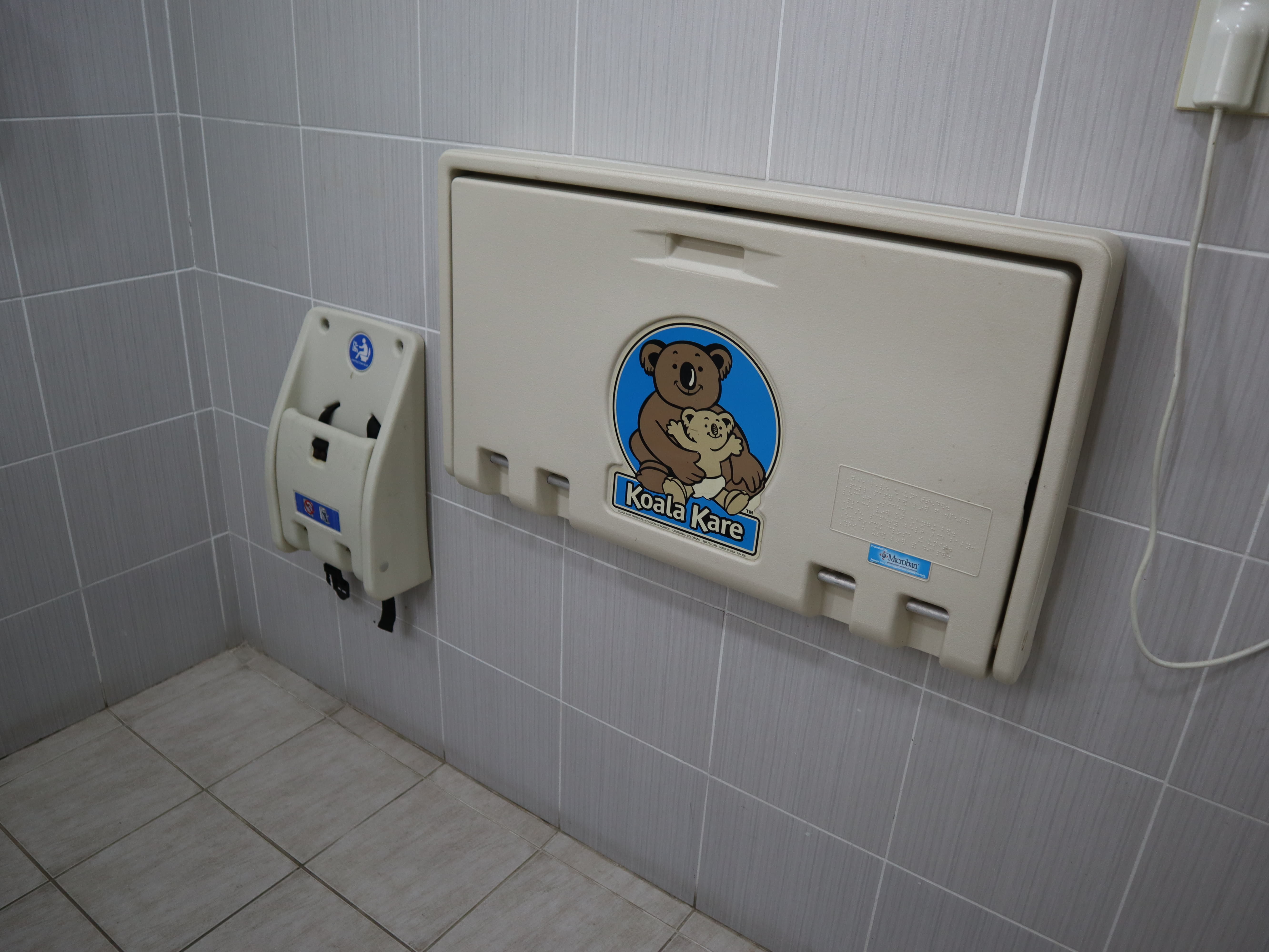 유아 편의시설0 : 유아보조의자와 기저귀 교환대가 설치되어 있는 용마폭포공원 장애인 화장실 내부 전경