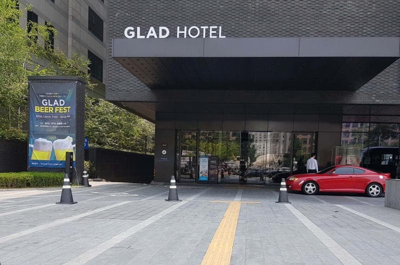 GLAD Hotel Yeouido2 : Main Entrance of the Glad Hotel Yeouido, which is equipped with Braille blocks