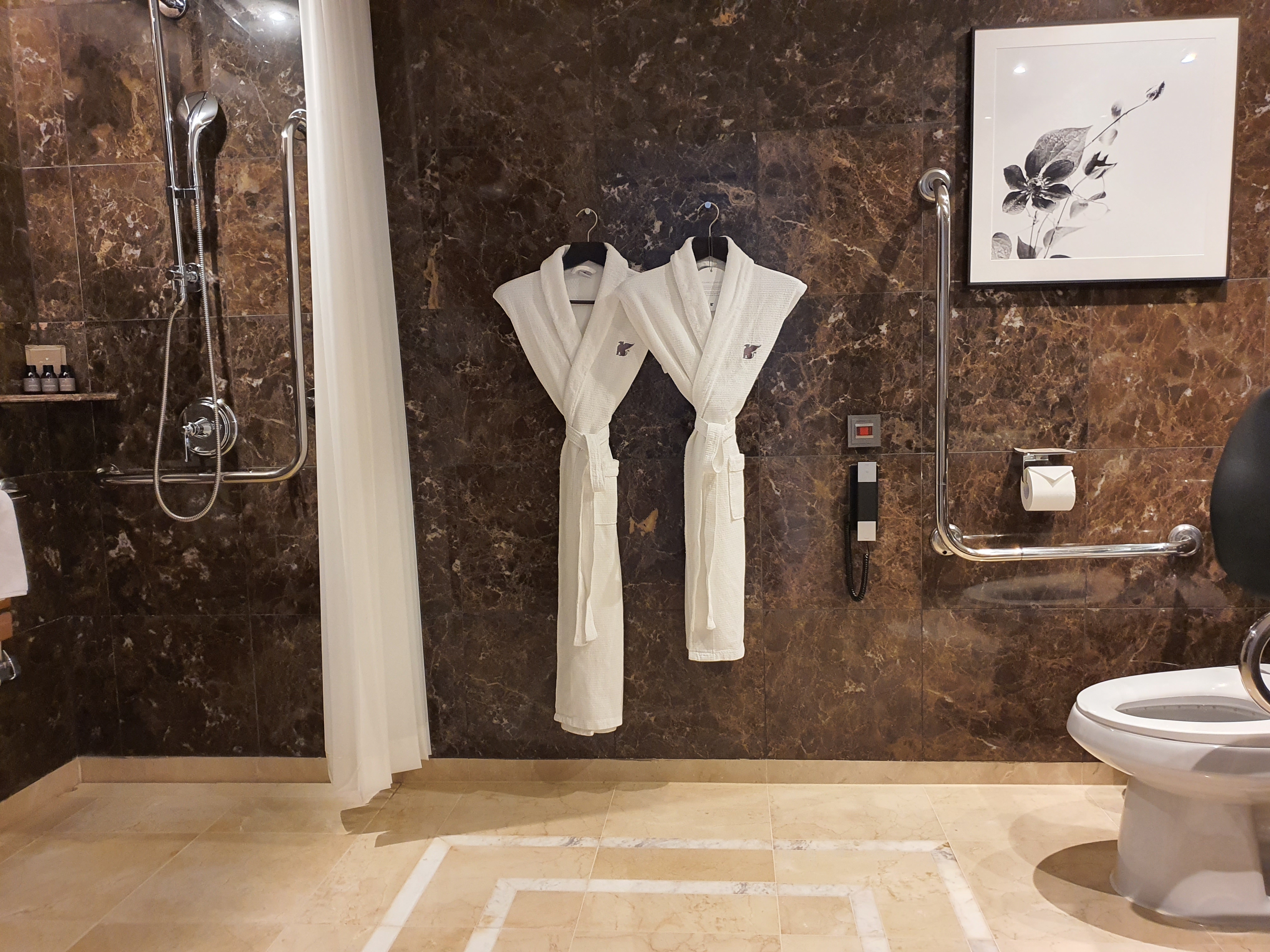 객실 화장실0 : 샤워 공간이 갖춰진 장애인 객실 내 화장실
