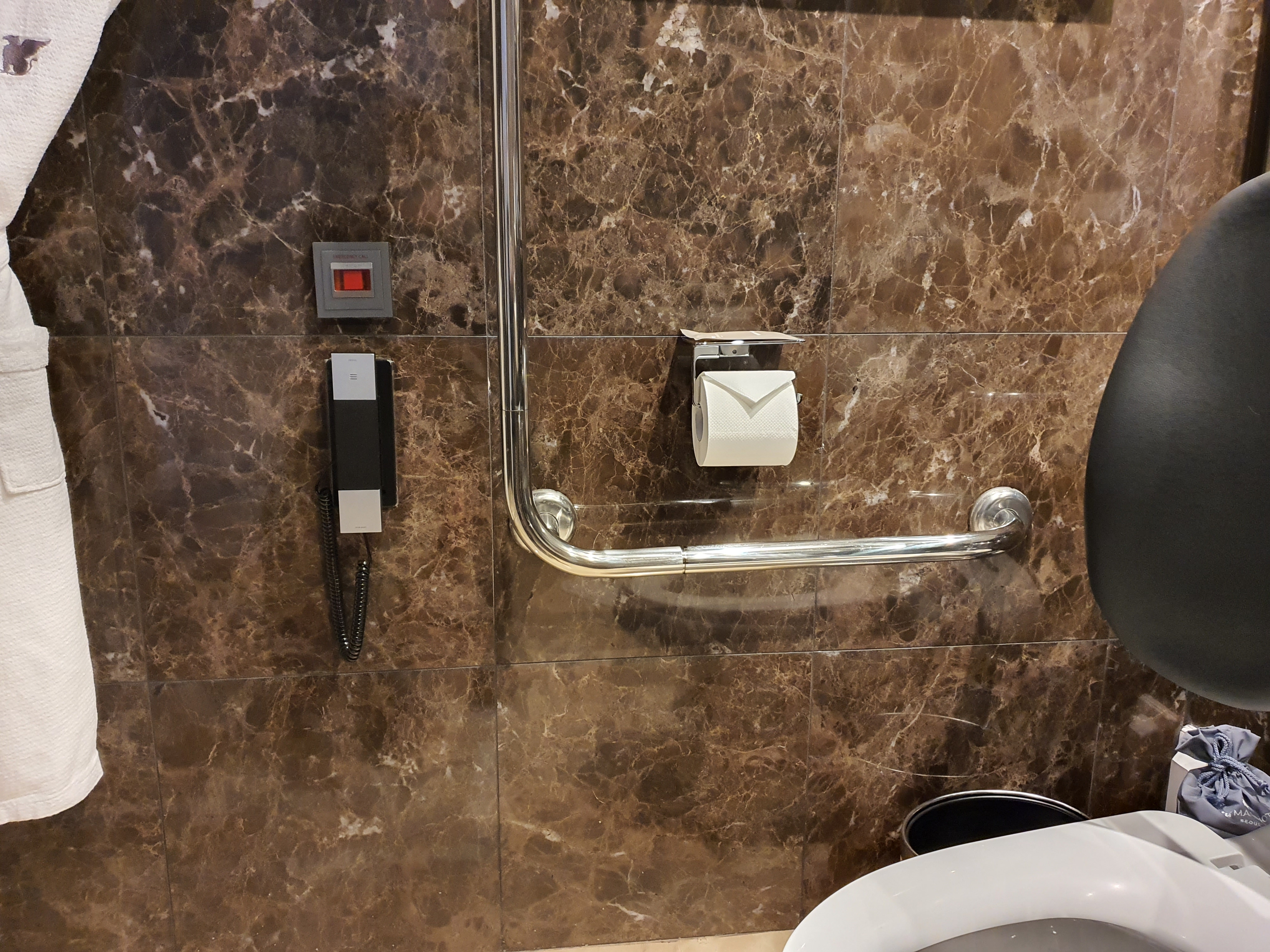 객실 화장실0 : 화장실에 설치된 비상전화와 비상벨