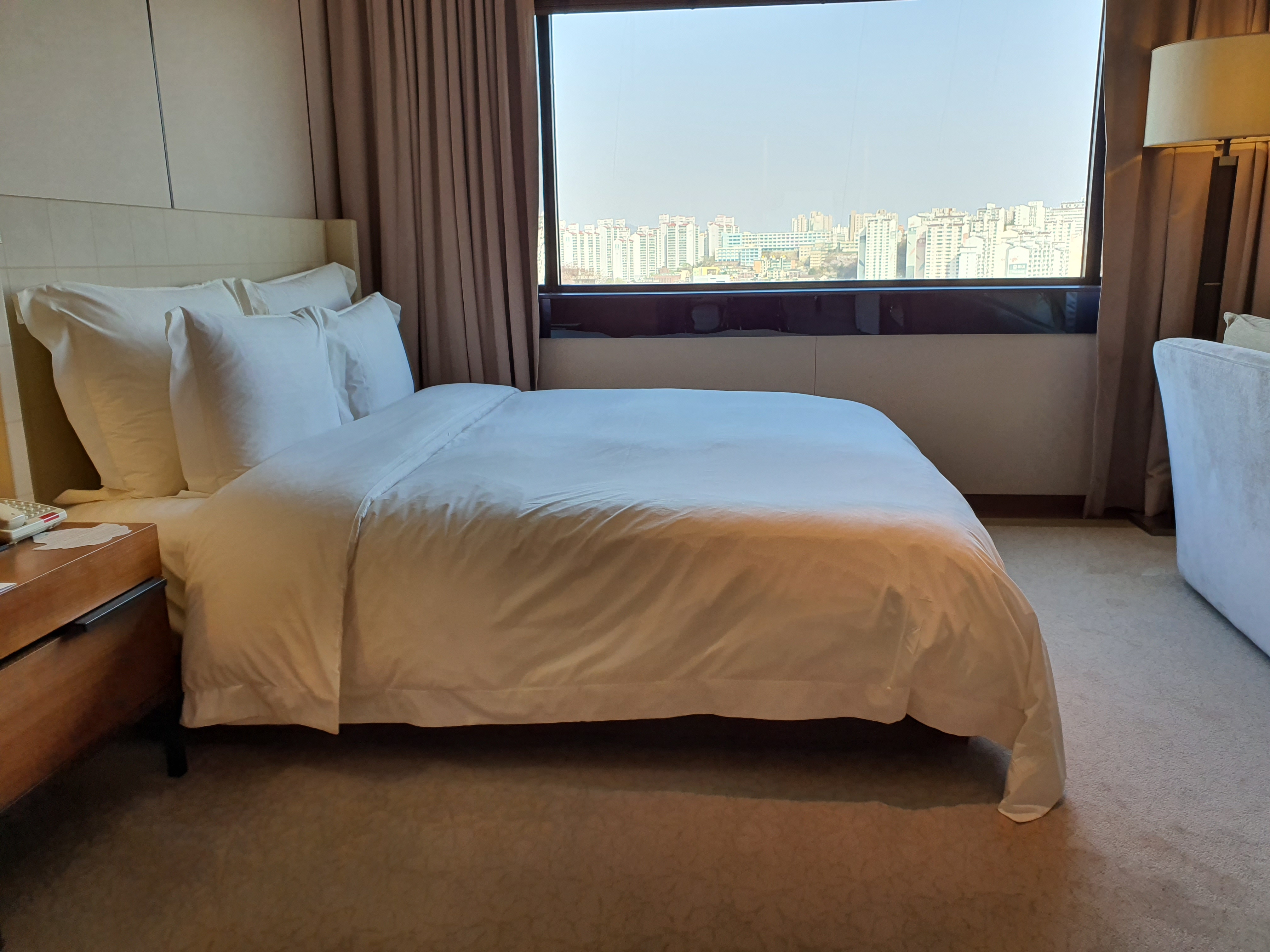 The Shilla Seoul1 : Neat and warm room interior of the Hotel Shilla
