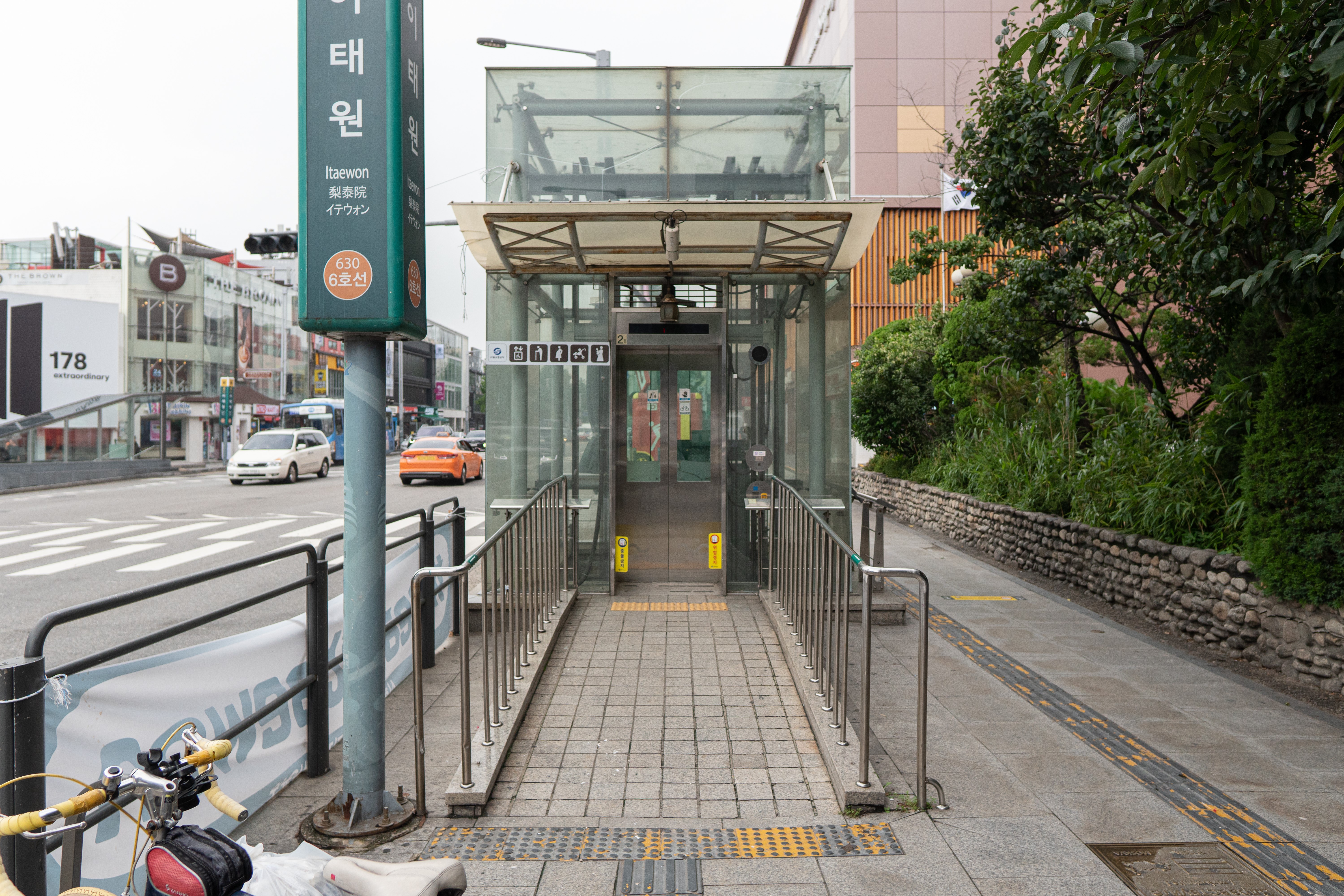 이태원 관광안내소(지하)1 : 6호선 이태원역에서 엘리베이터로도 이용 가능한 접근로