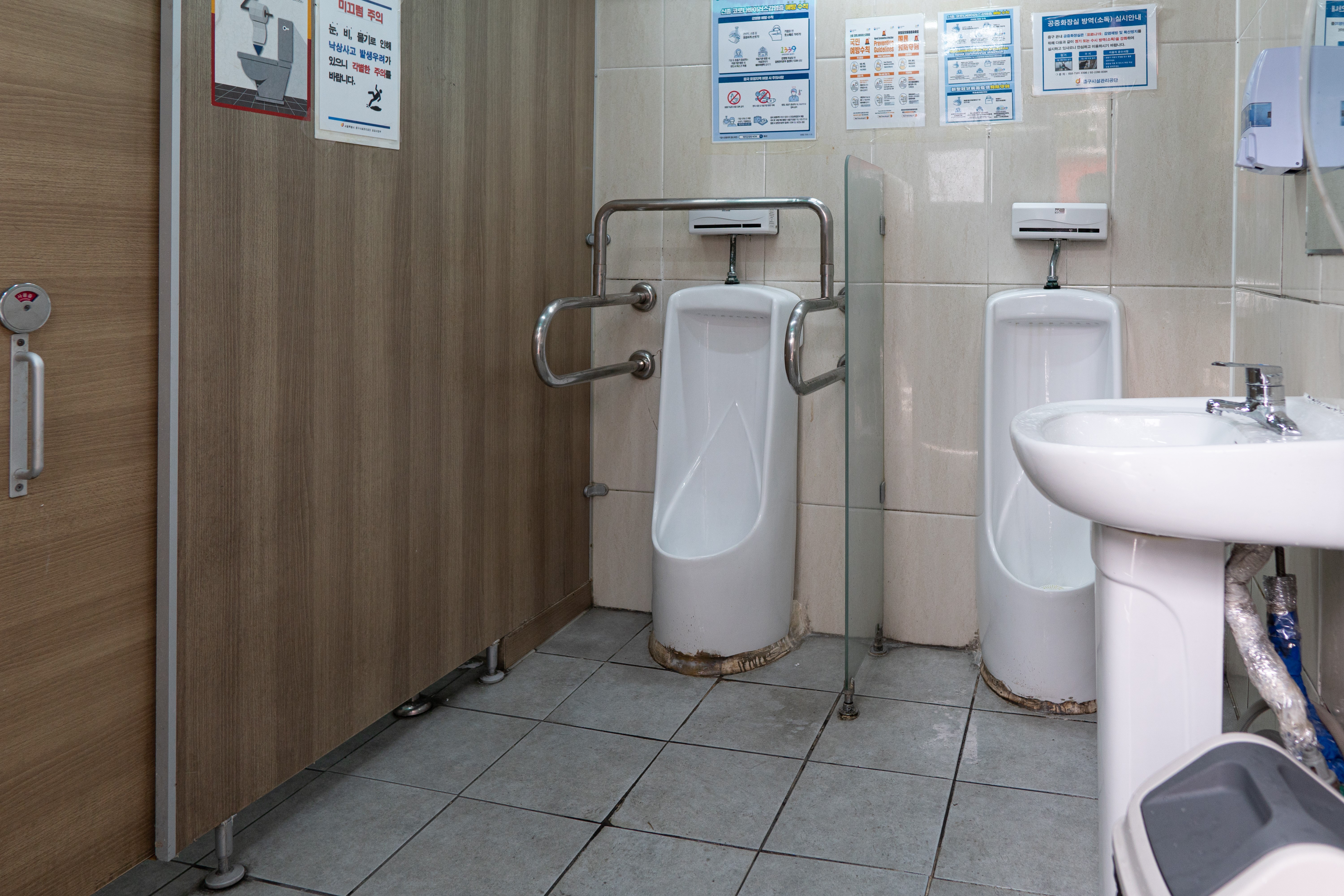 Restroom 0 : Toilets and urinals separate but not accessible by wheelchair users due to limited space