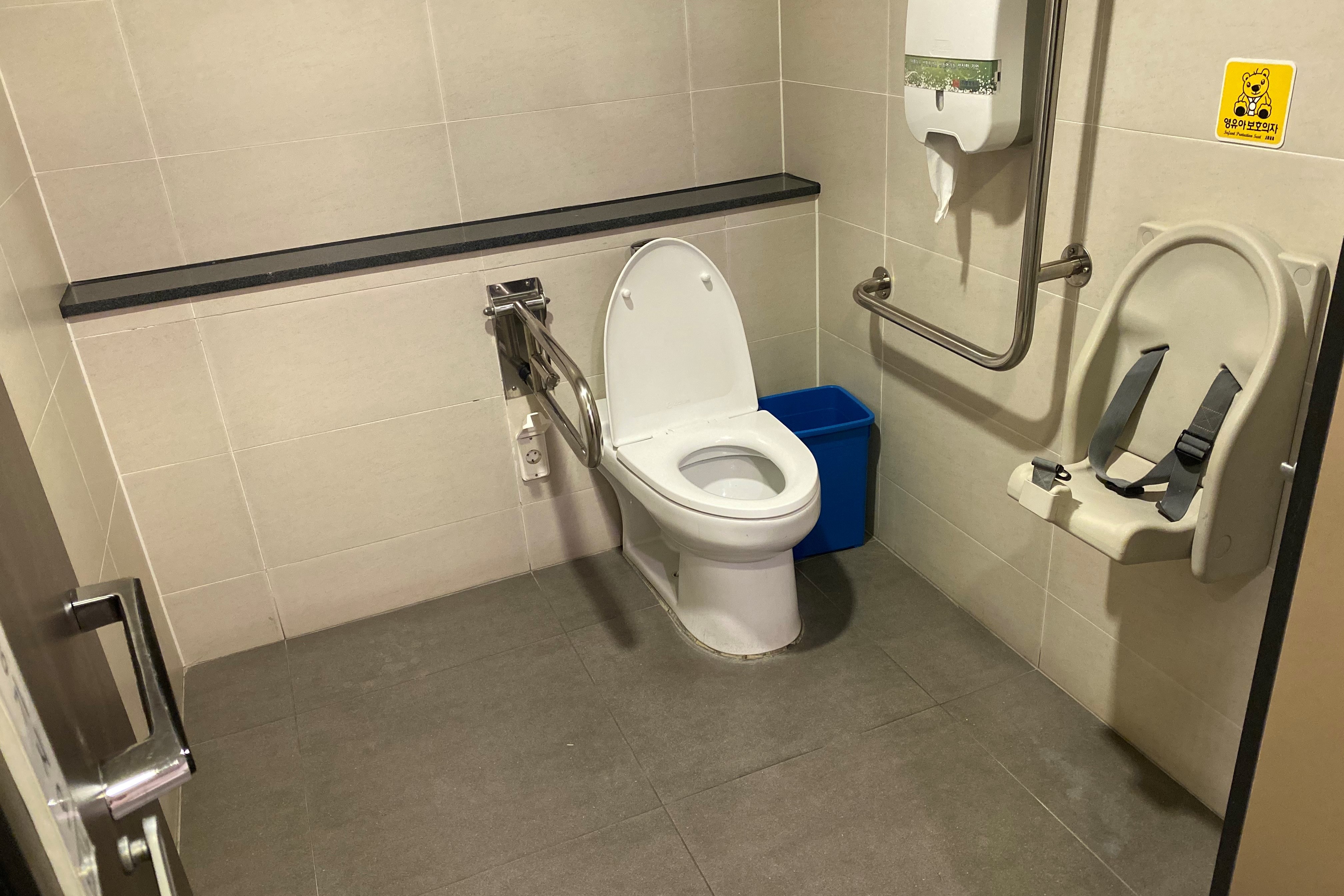 장애인화장실0 : 휠체어 사용자도 안전하게 이용 가능한 넓은 장애인 화장실1