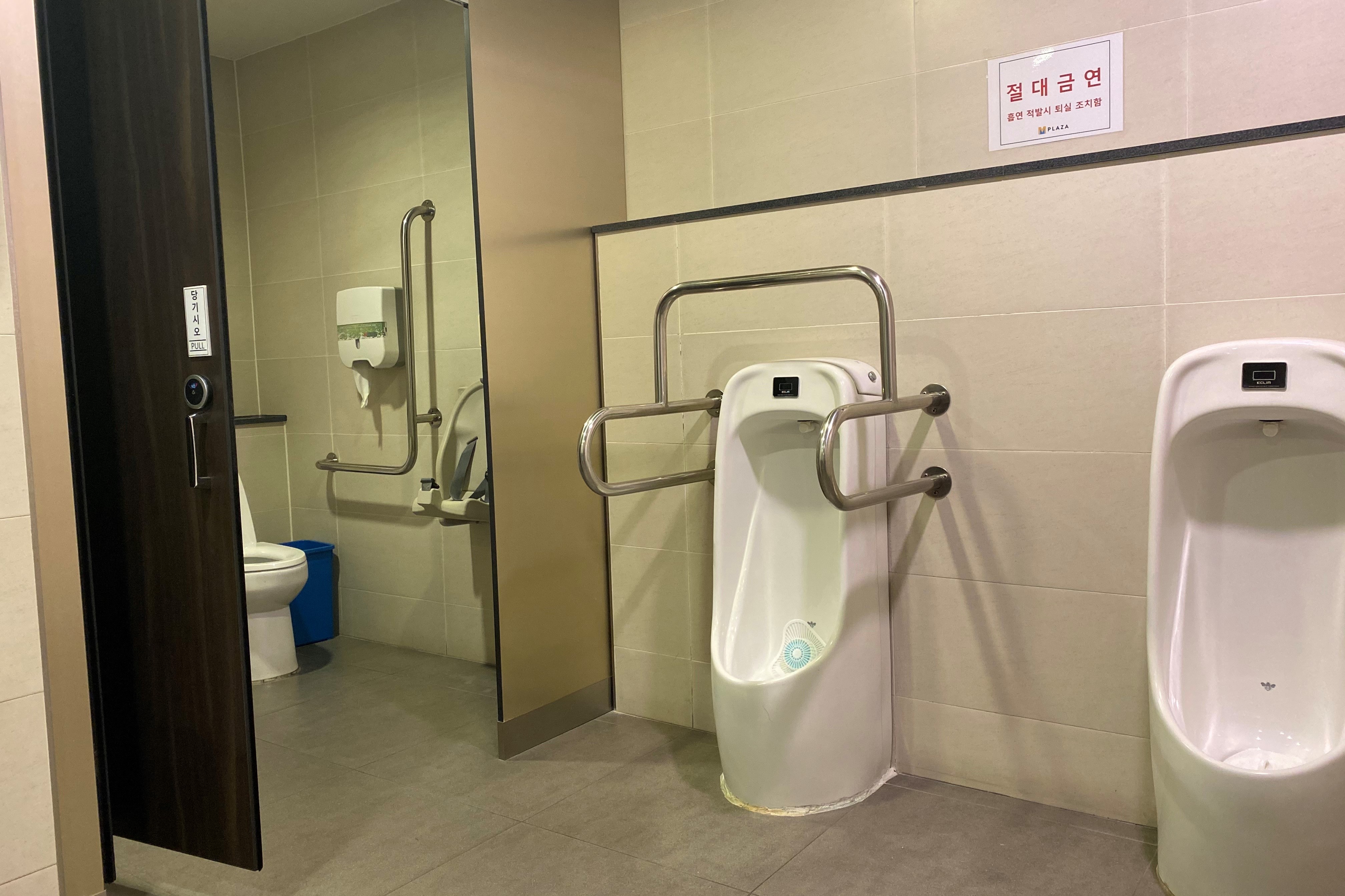 장애인화장실0 : 휠체어 사용자도 안전하게 이용 가능한 넓은 장애인 화장실2