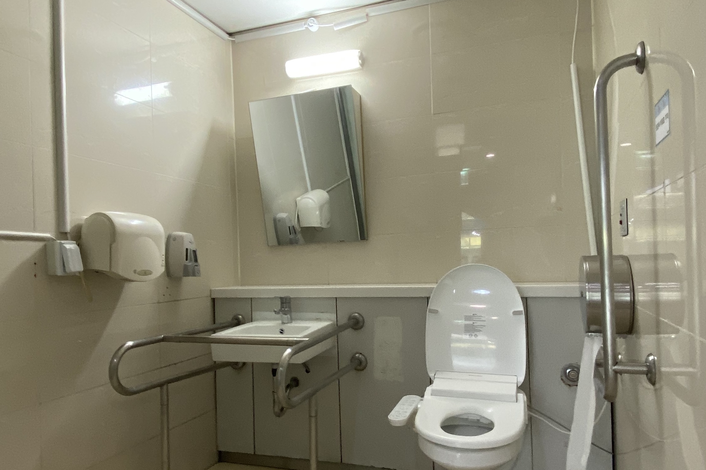 인근 장애인화장실0 : 공간이 넓어 휠체어 사용 가능한 장애인화장실 내부 모습
