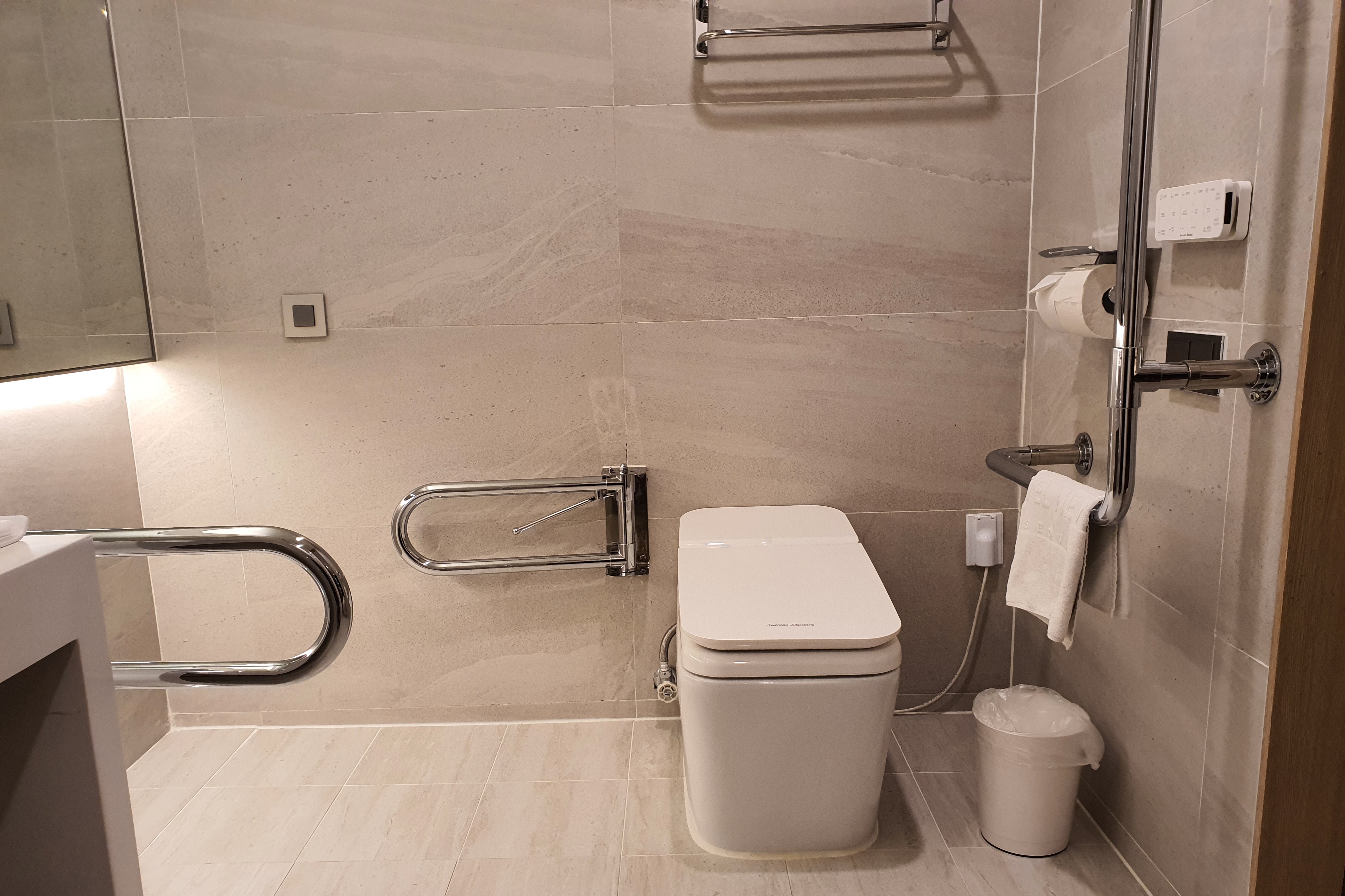 장애인화장실0 : 안전 손잡이가 설치된 깔끔한 장애인 화장실