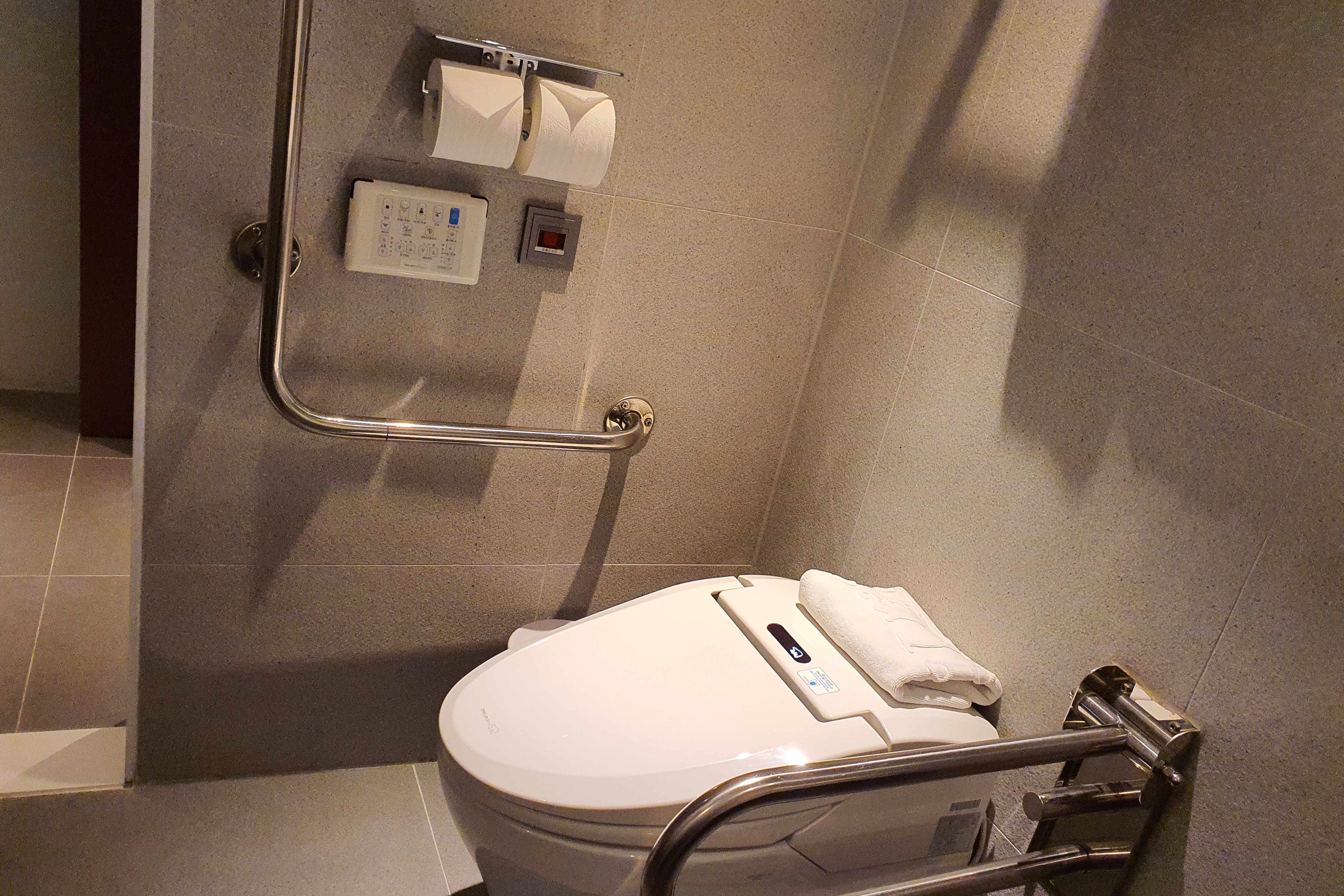 장애인화장실0 : 안전 손잡이가 설치된 화장실