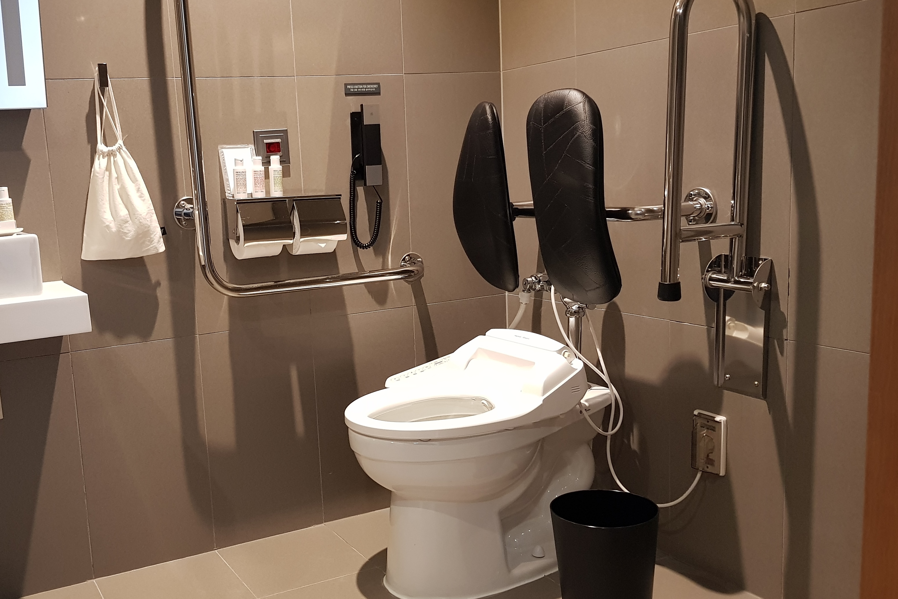 객실 화장실0 : 넓은 공간과 샤워 의자가 설치되어 있는 L7호텔홍대 바이 롯데 객실 화장실 전경