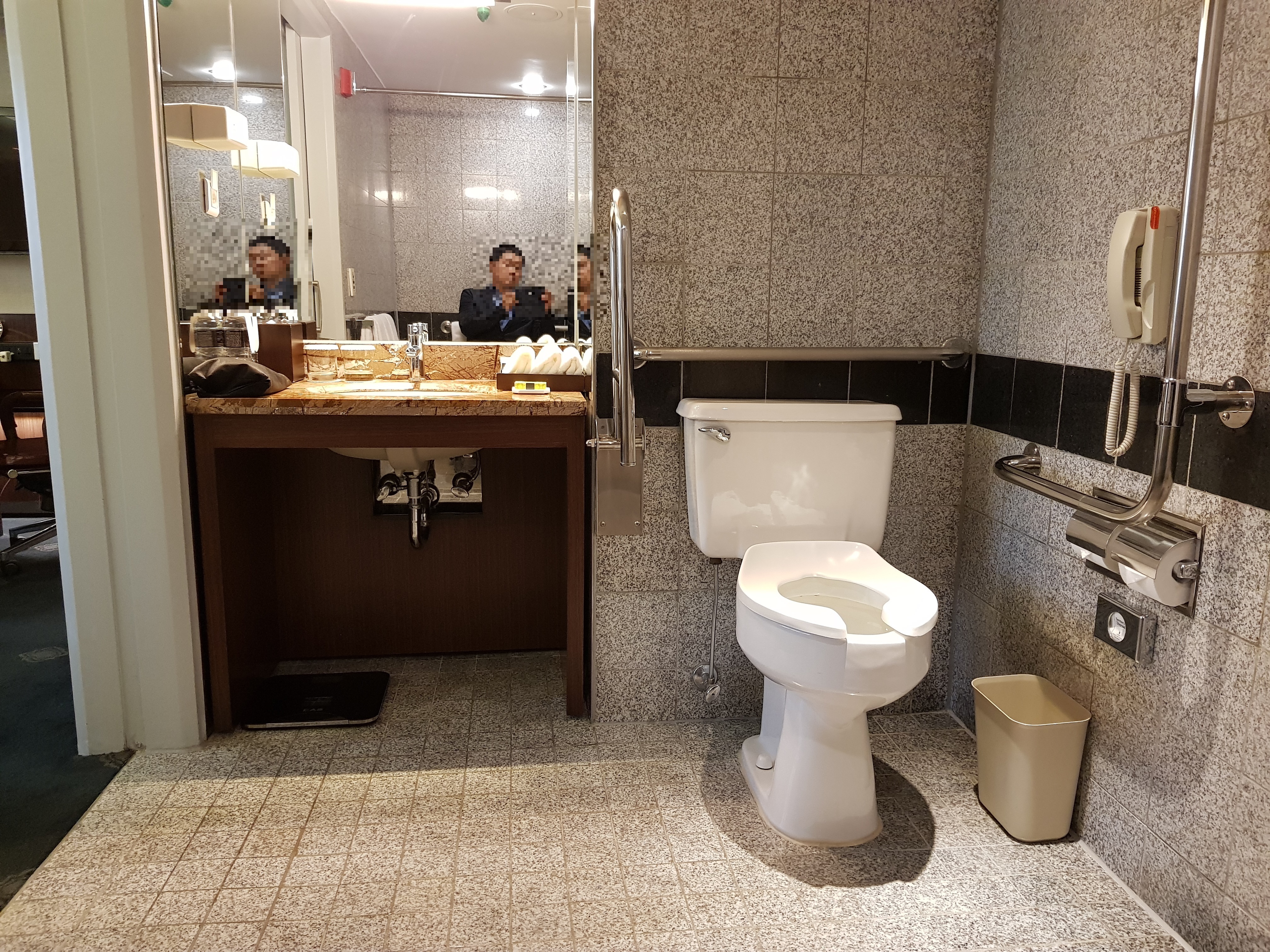 객실 화장실0 : 안전바가 설치되어 있는 그랜드 인터콘티넨탈 서울 파르나스 화장실 전경