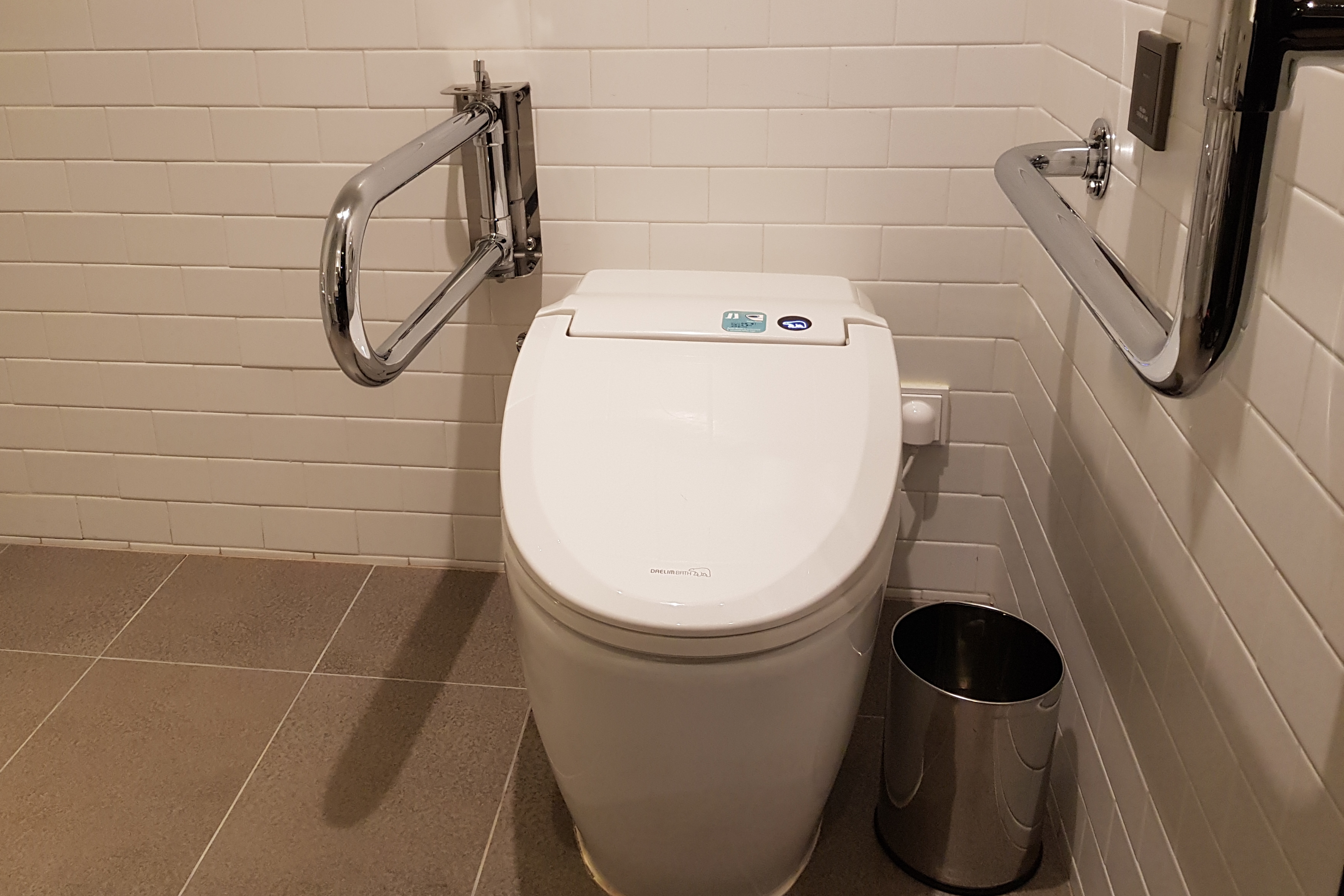 객실 화장실0 : 안전바와 손잡이가 설치되어 있는 글래드호텔강남코엑스 화장실 전경