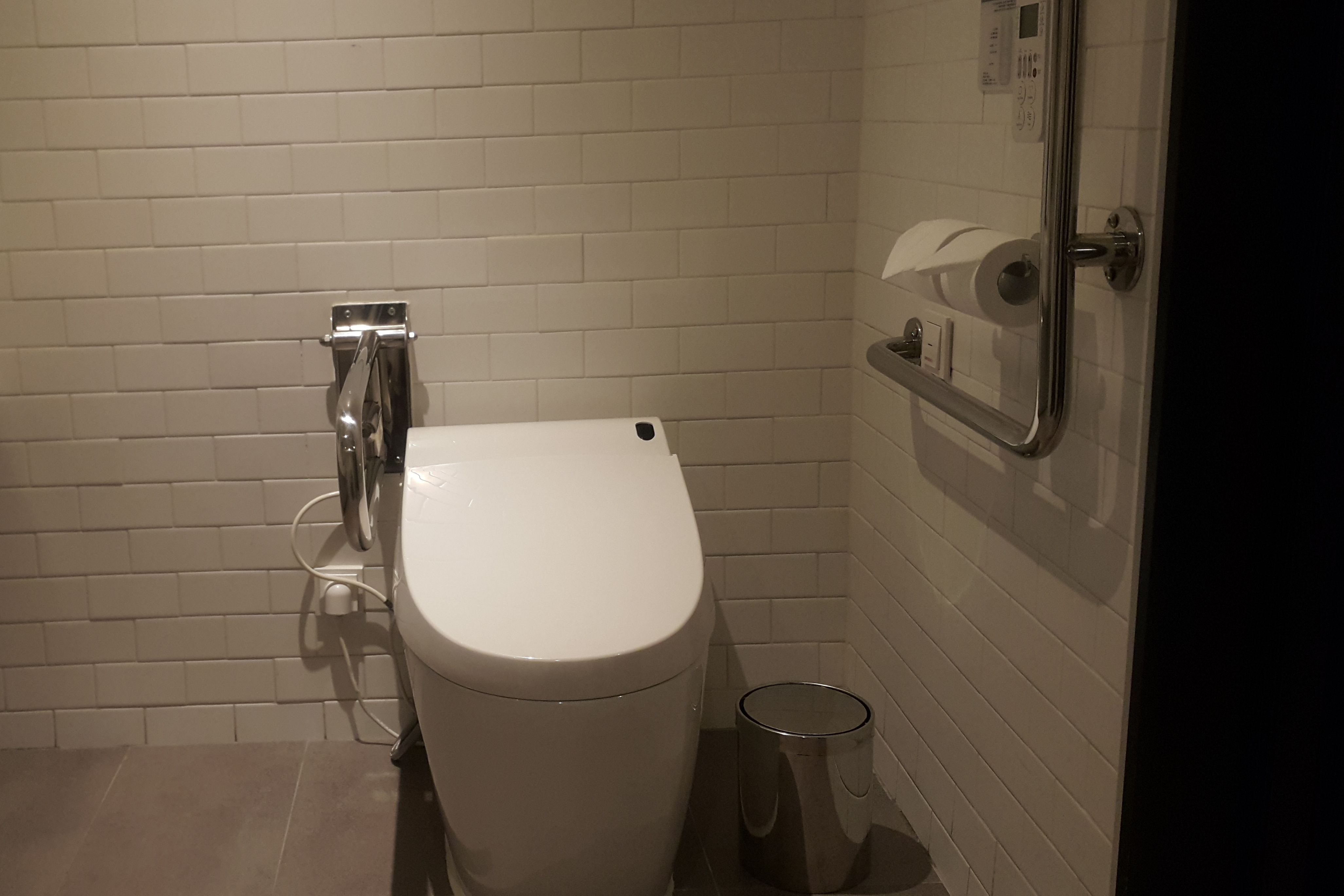 객실 화장실0 : 손잡이가 설치되어 있는 글래드 호텔 여의도 객실 화장실 전경