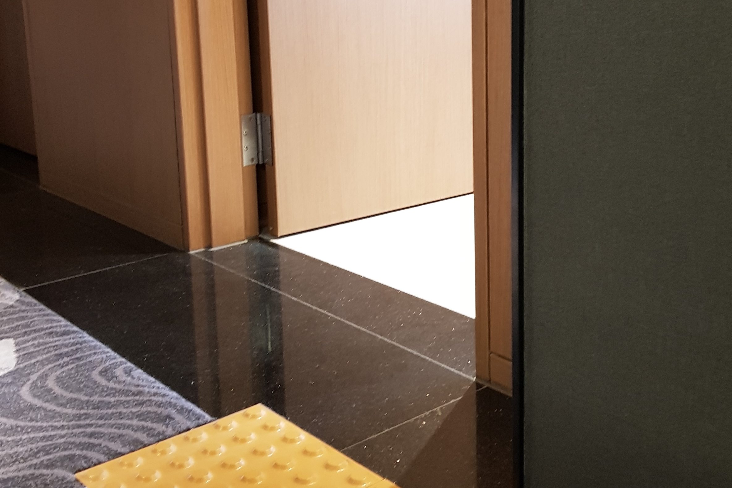 Guestroom doorway0 : Room entrance of the Novotel Ambassador Seoul Yongsan with flat floor
