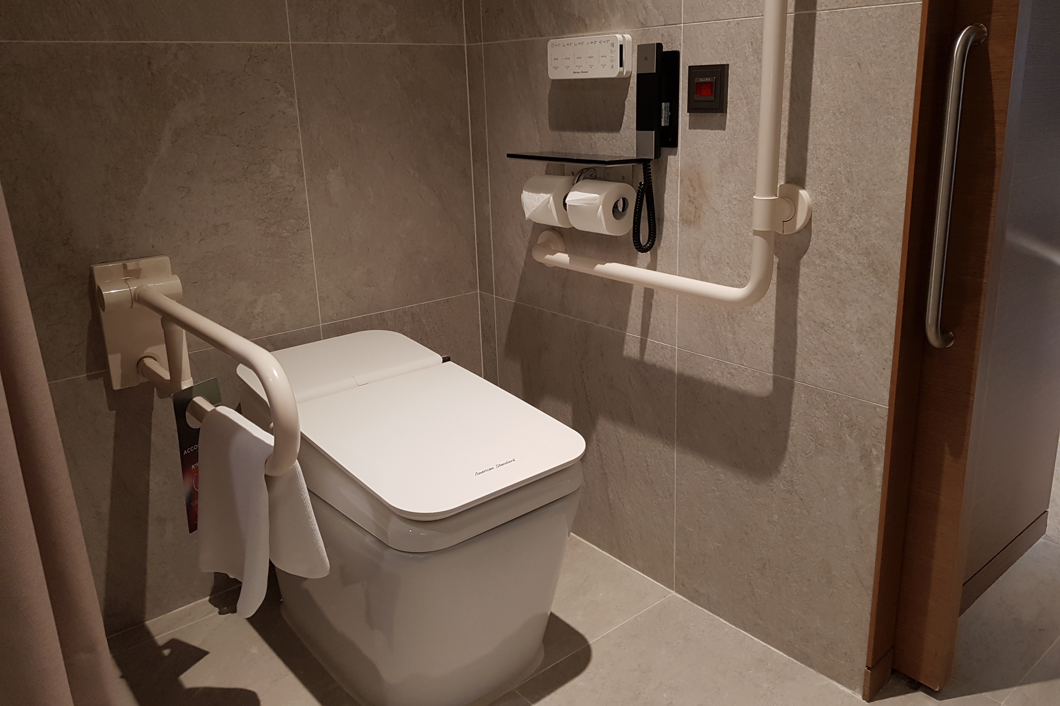객실 화장실0 : 손잡이가 설치되어 있는 노보텔 앰배서더 용산 호텔 화장실 전경