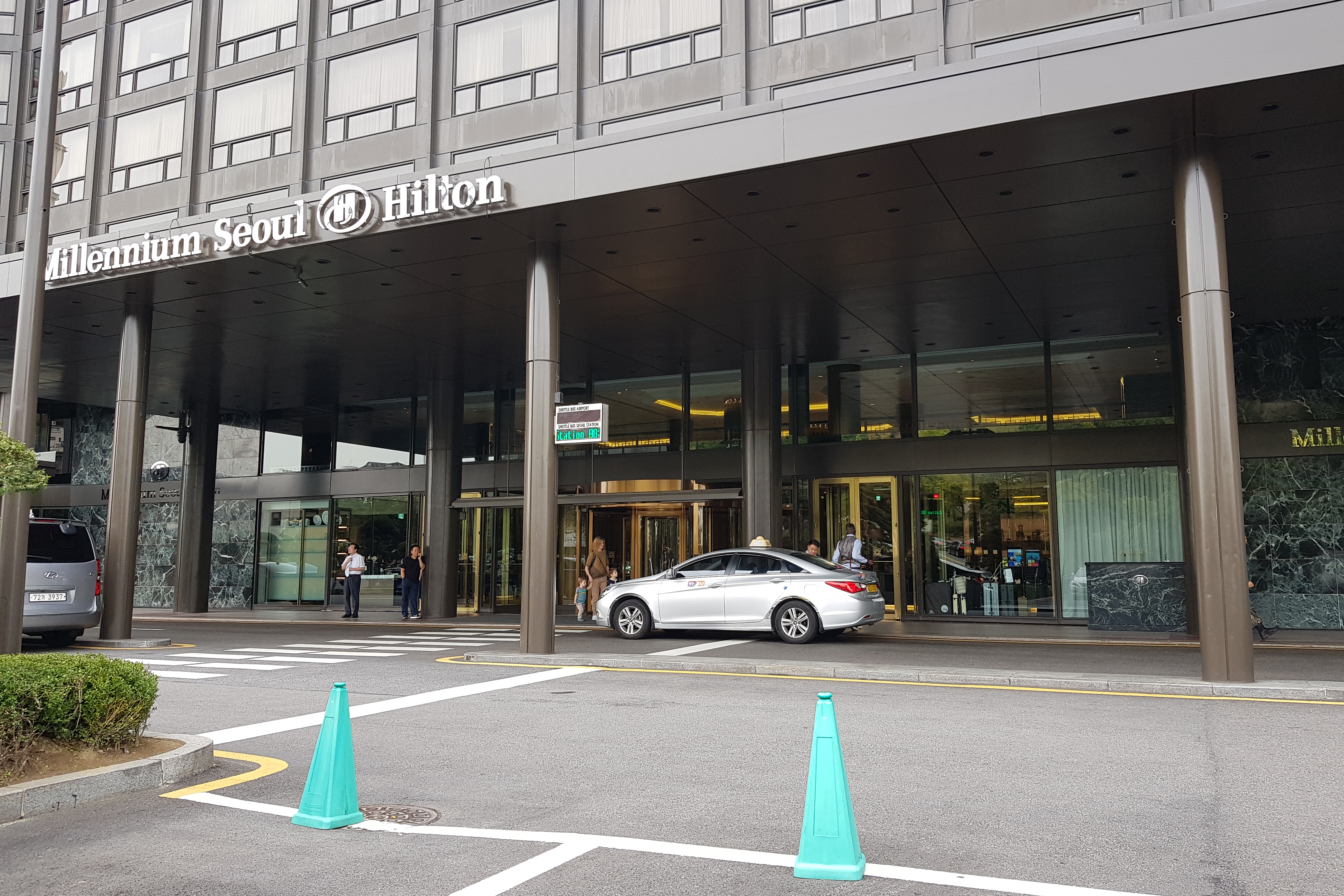 Millennium Hilton Seoul1 : Main entrance of the Millennium Hilton Seoul with a wide width and flat floor
