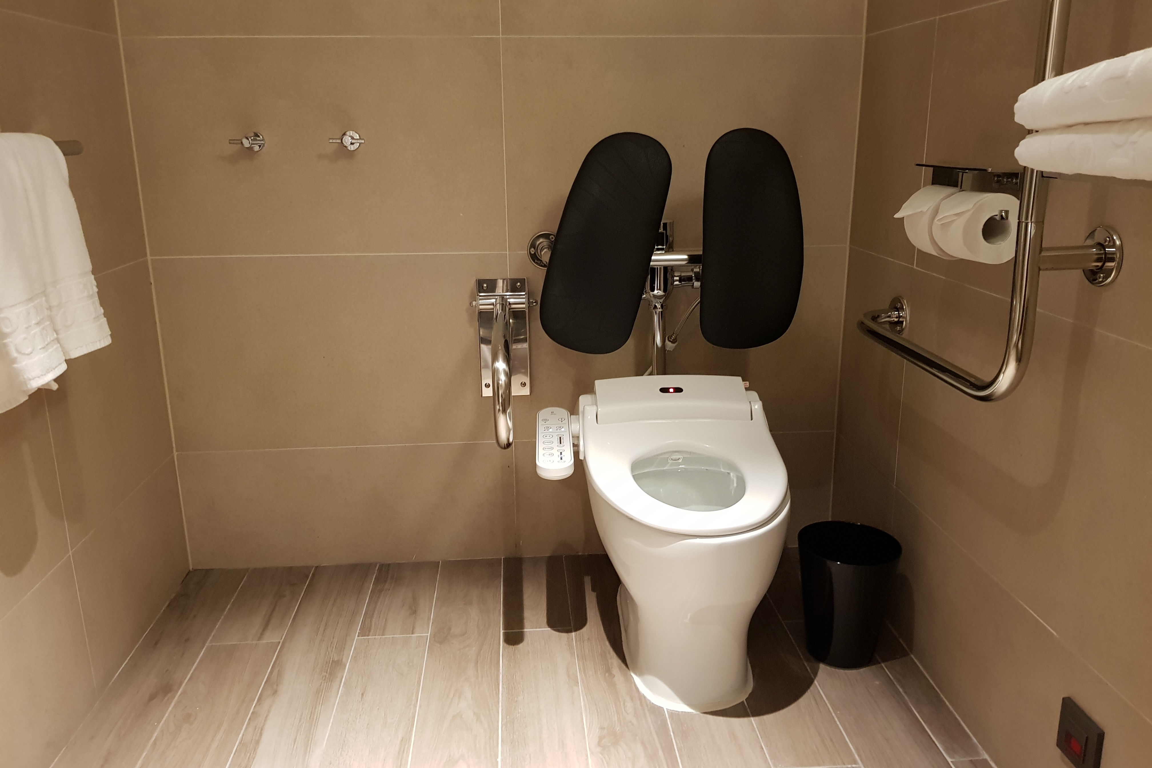 객실 화장실0 : 손잡이가 설치되어 있는 소테츠 프레사 인 서울 명동 화장실 전경