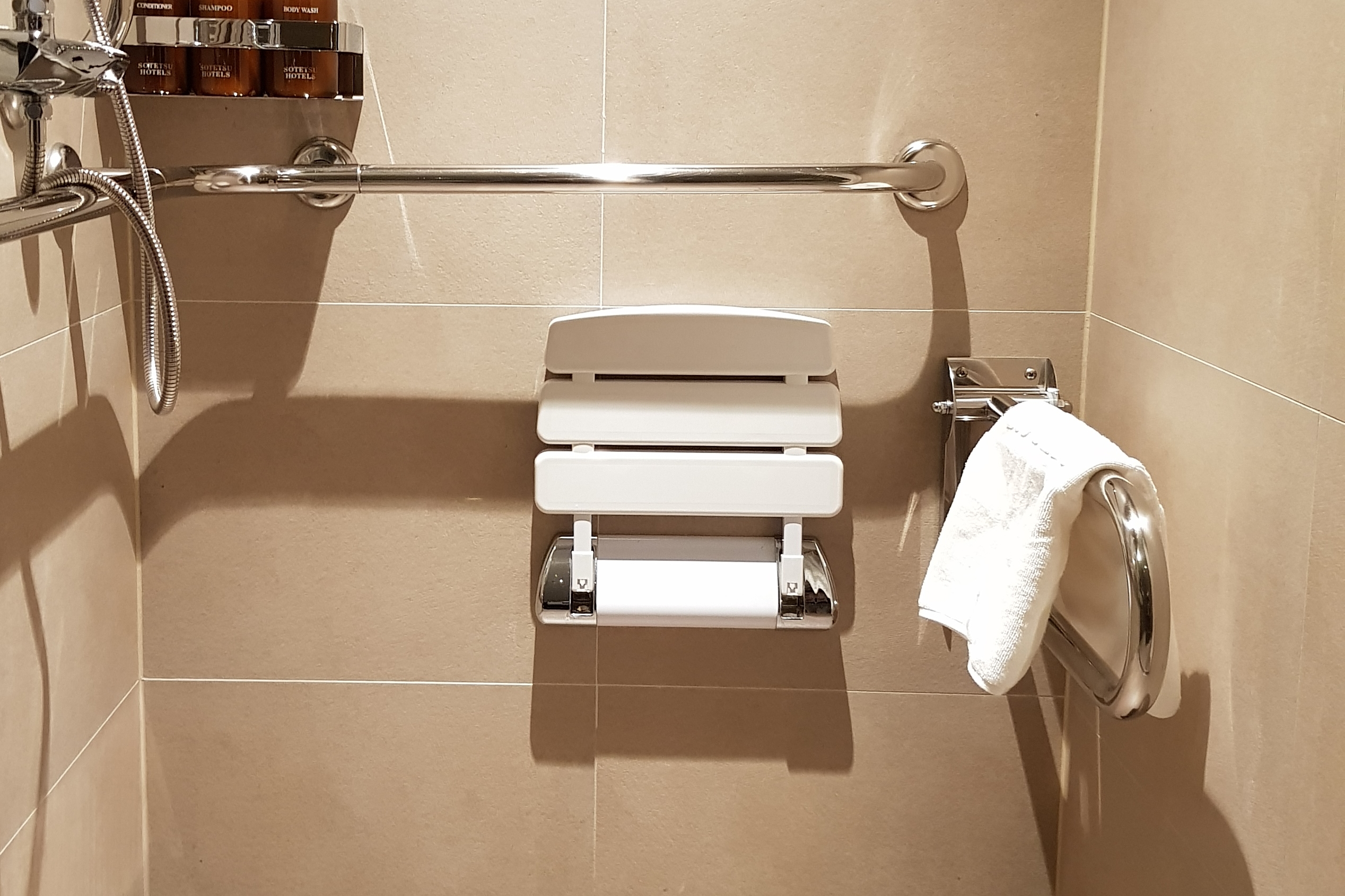 샤워의자0 : 샤워의자가 설치되어 있는 소테츠 프레사 인 서울 명동 화장실 전경