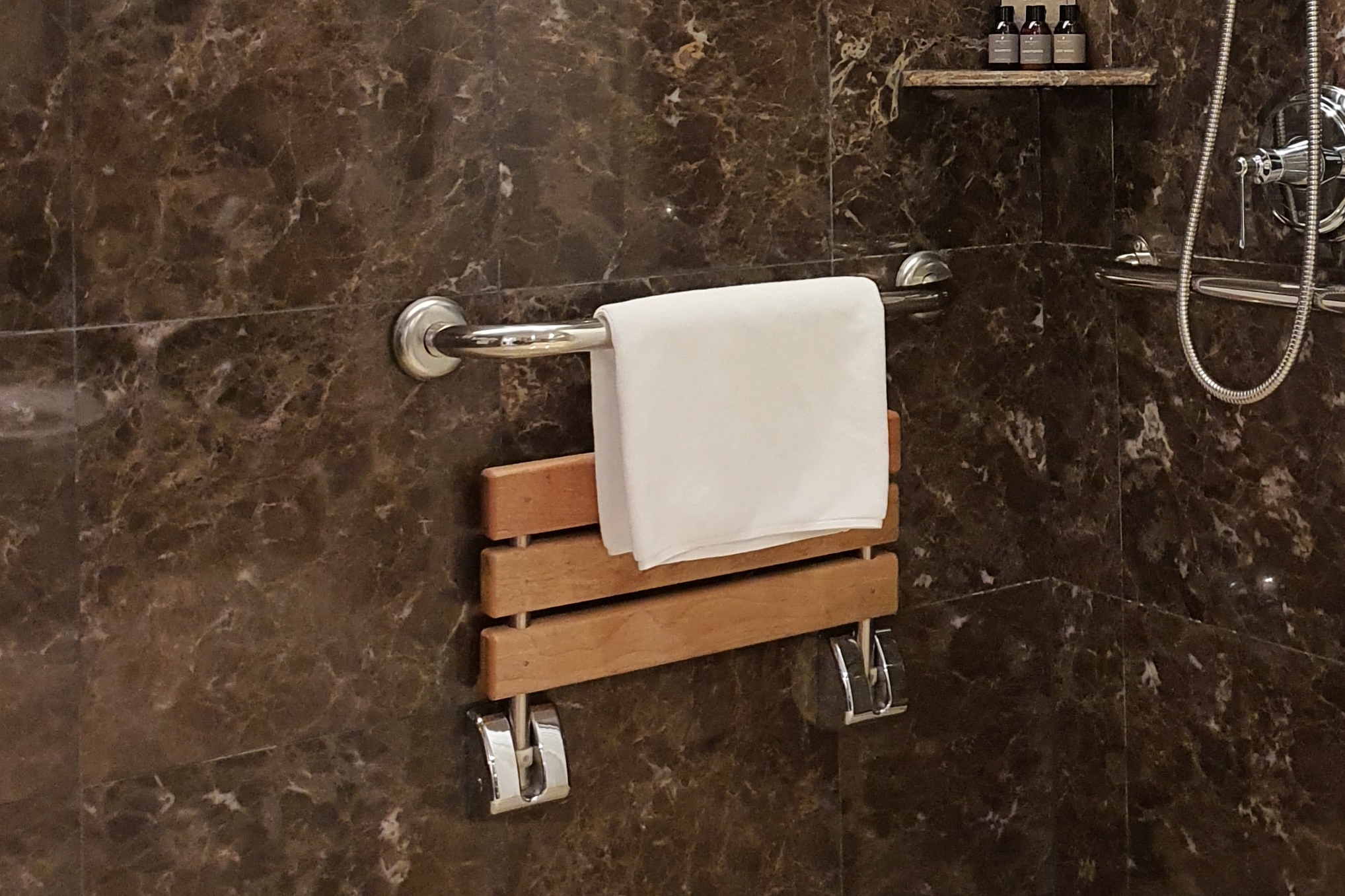 객실 화장실0 : 나무 소재의 벽걸이형 샤워 의자