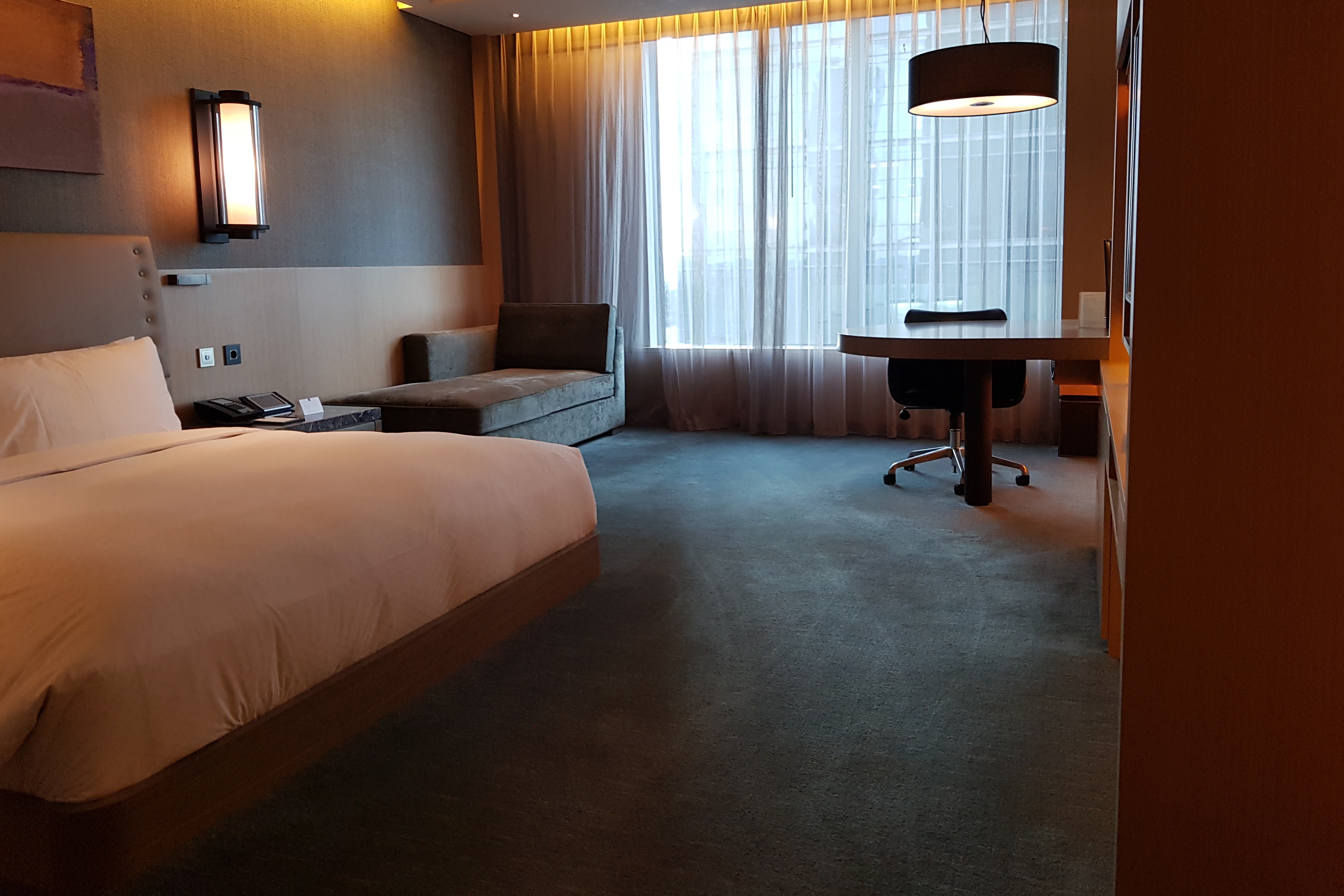 콘래드 서울 호텔2 : 클래식하고 중후한 호텔 객실