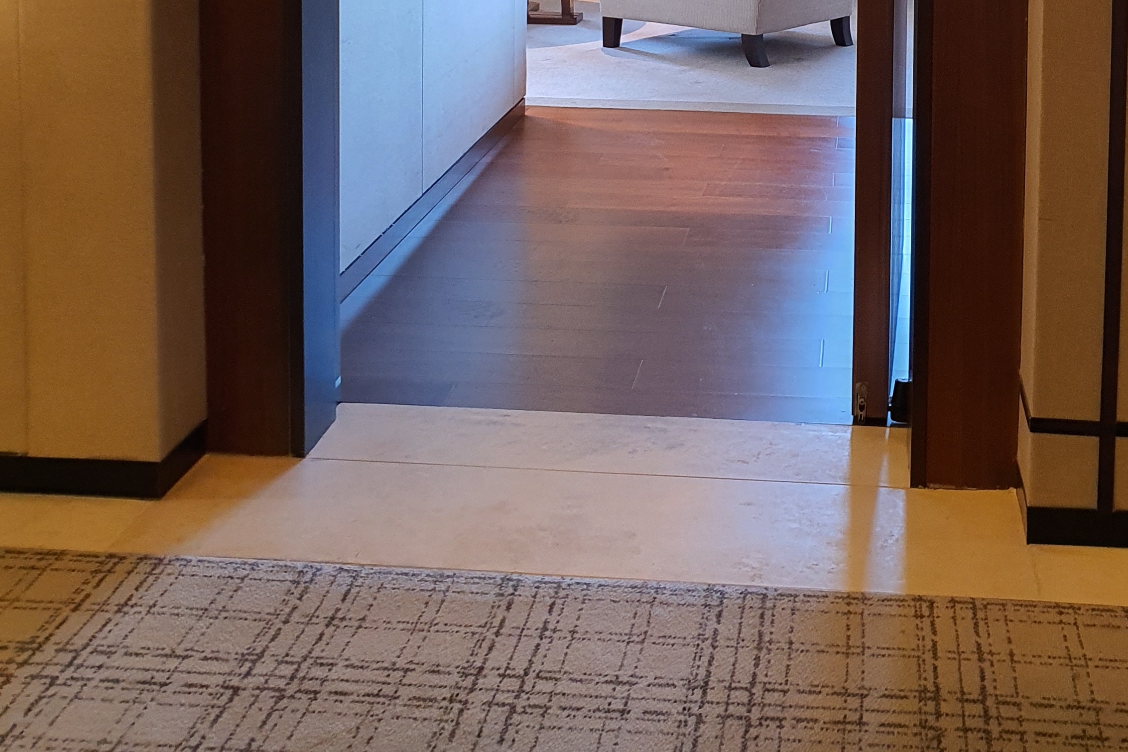 Guestroom doorway0 : Room entrance of the Hotel Shilla with flat floor
