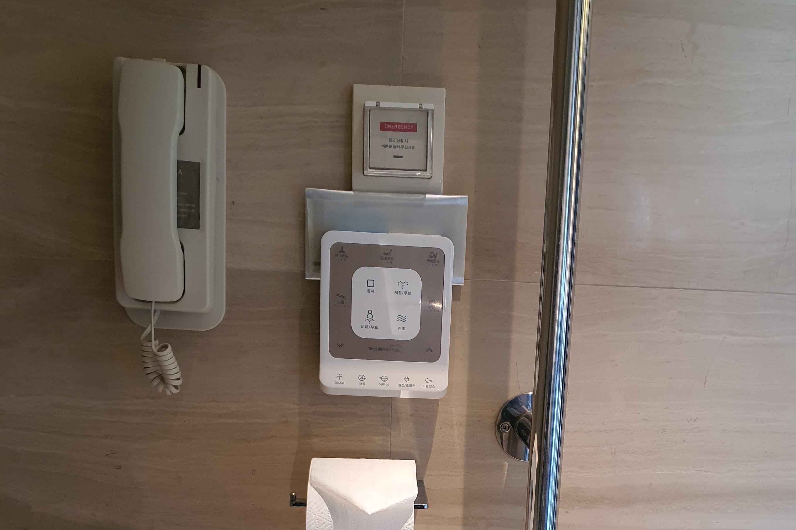 비상전화0 : 신라호텔 화장실 내부에 설치되어있는 비상벨