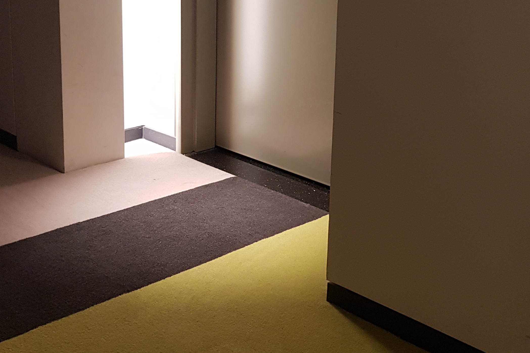 Guestroom doorway0 : Room entrance of the Ibis Styles Ambassador Seoul Yongsan with flat floor
