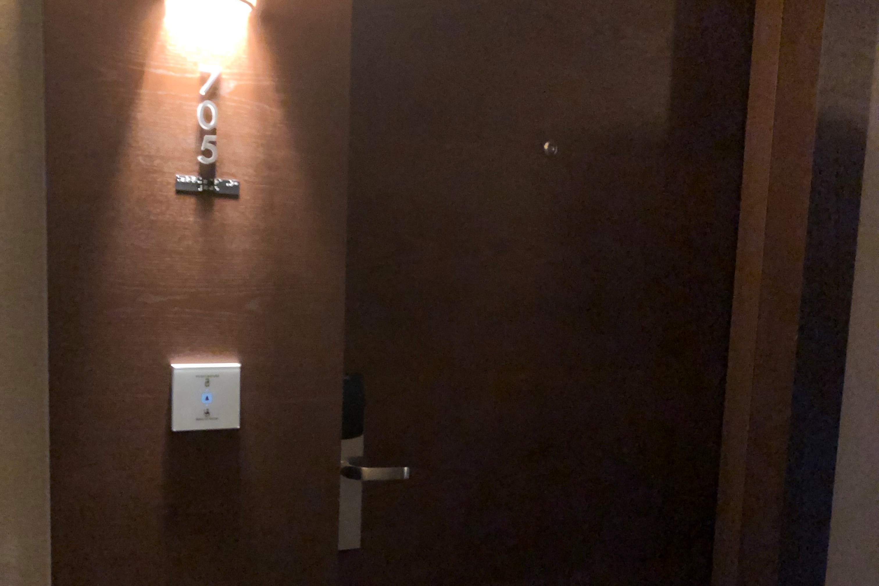 객실 입구0 : 초인벨이 설치되어 있는 코트야드 메리어트 서울 남대문 호텔 객실 입구 전경