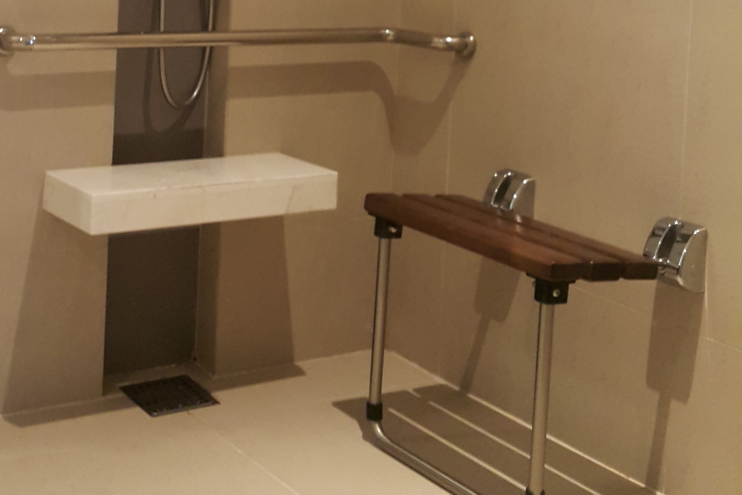 샤워의자0 : 샤워의자가 설치되어 있는 코트야드 메리어트 서울 남대문 호텔 객실 화장실 전경
