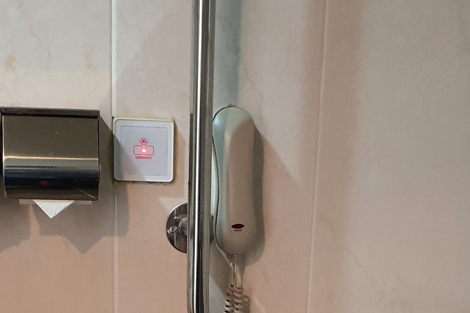 객실 내 화장실0 : 화장실에 설치된 비상용 전화기
