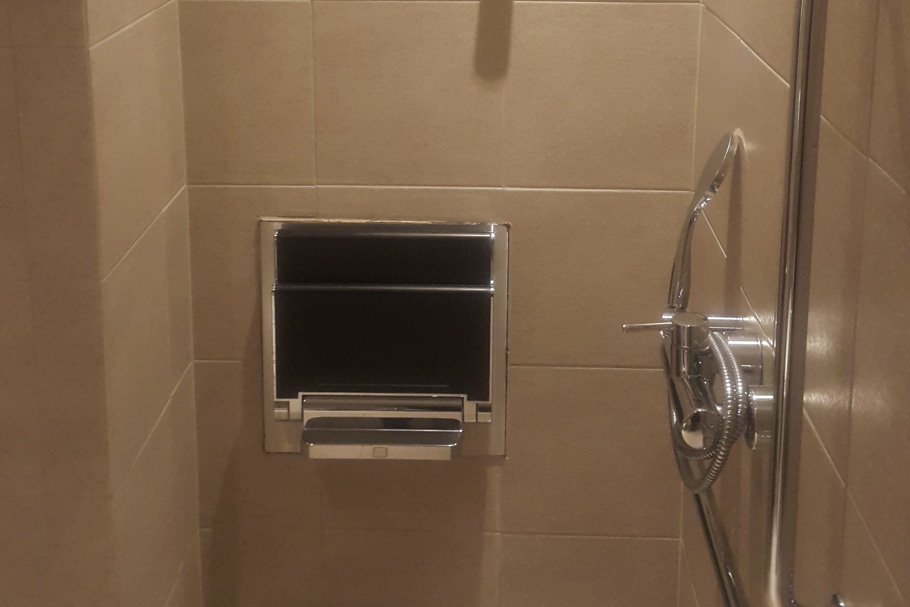 샤워의자0 : 샤워의자가 설치되어 있는 크라운 파크 호텔 서울 객실 화장실 전경